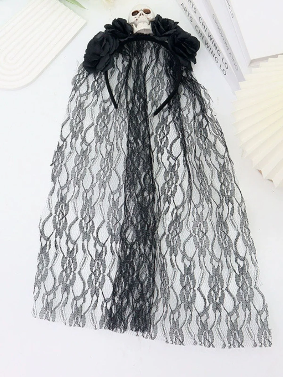 Bandeau en voile de dentelle vintage avec tête de mort et roses en 3D - Image 2