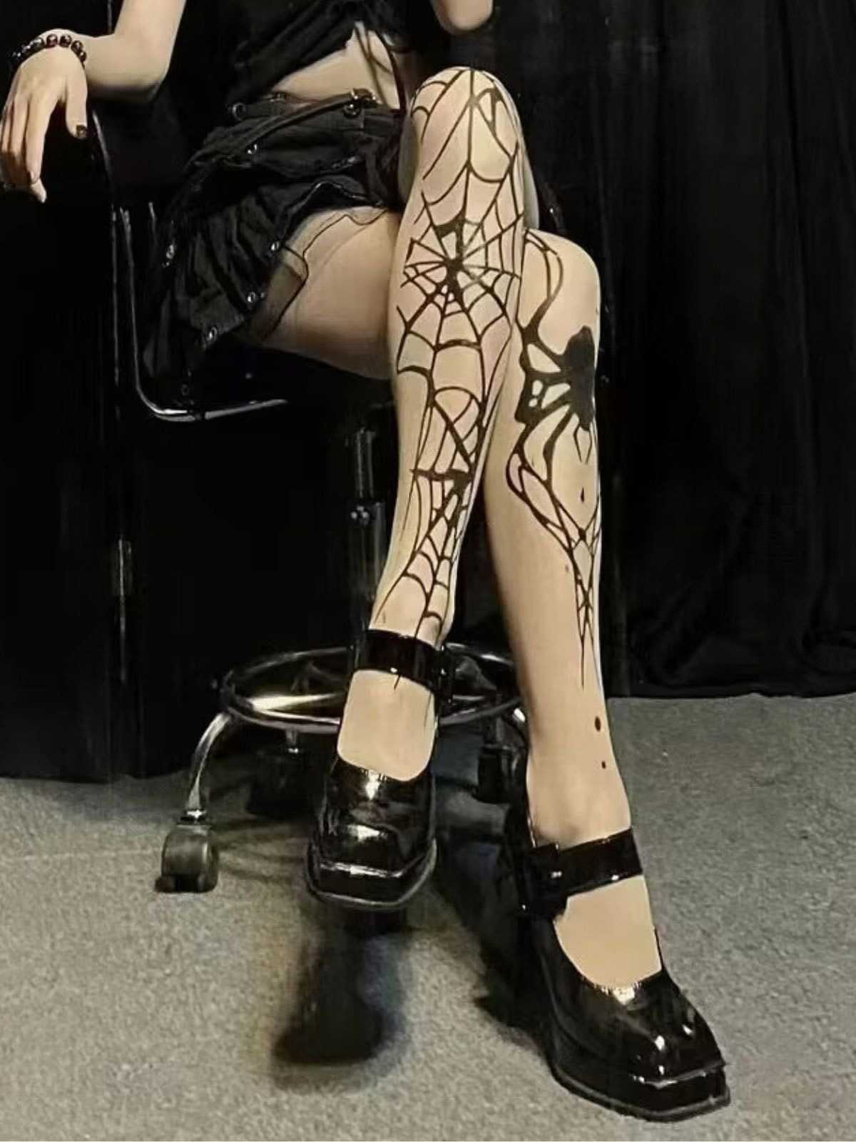 Bas gothiques en toile d'araignée pour Halloween - Image 6