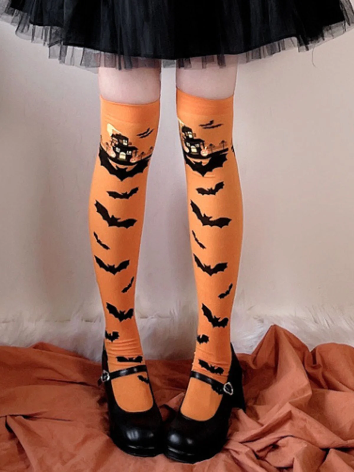 Bas orange chauve-souris d'Halloween au-dessus du genou