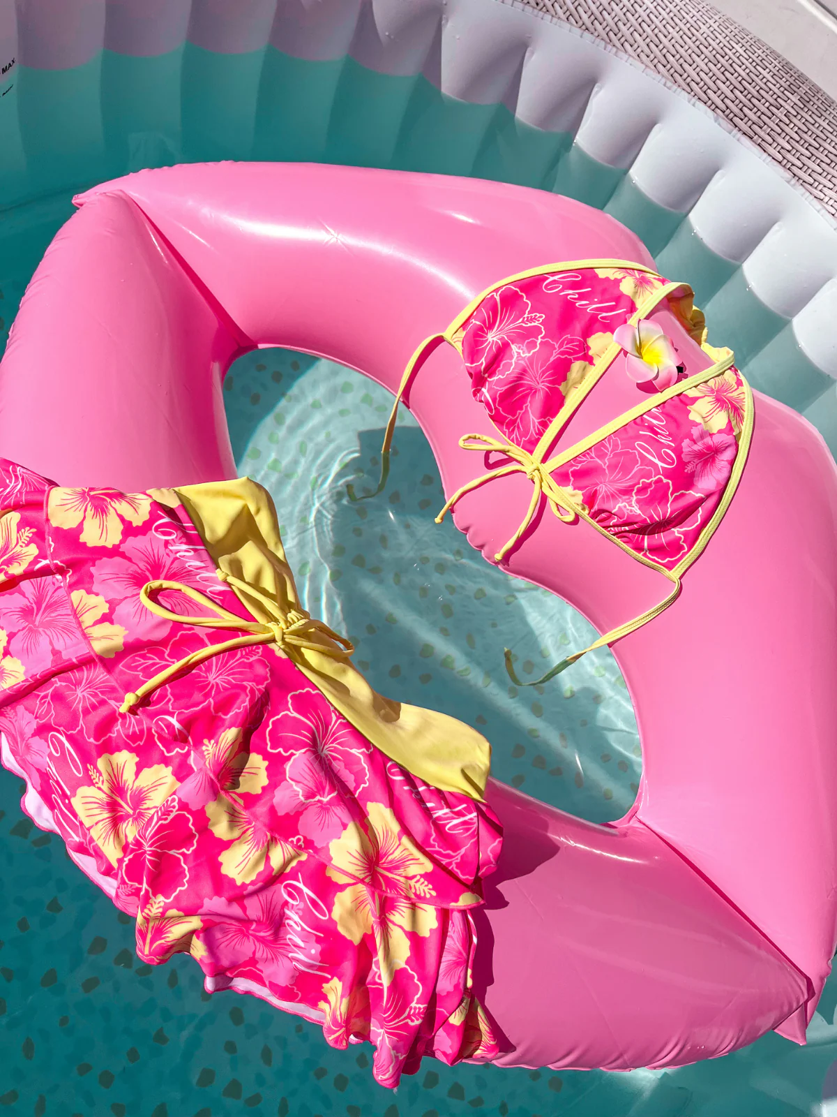 Ensemble bikini rose à imprimé floral et à volants 1960s - Image 4