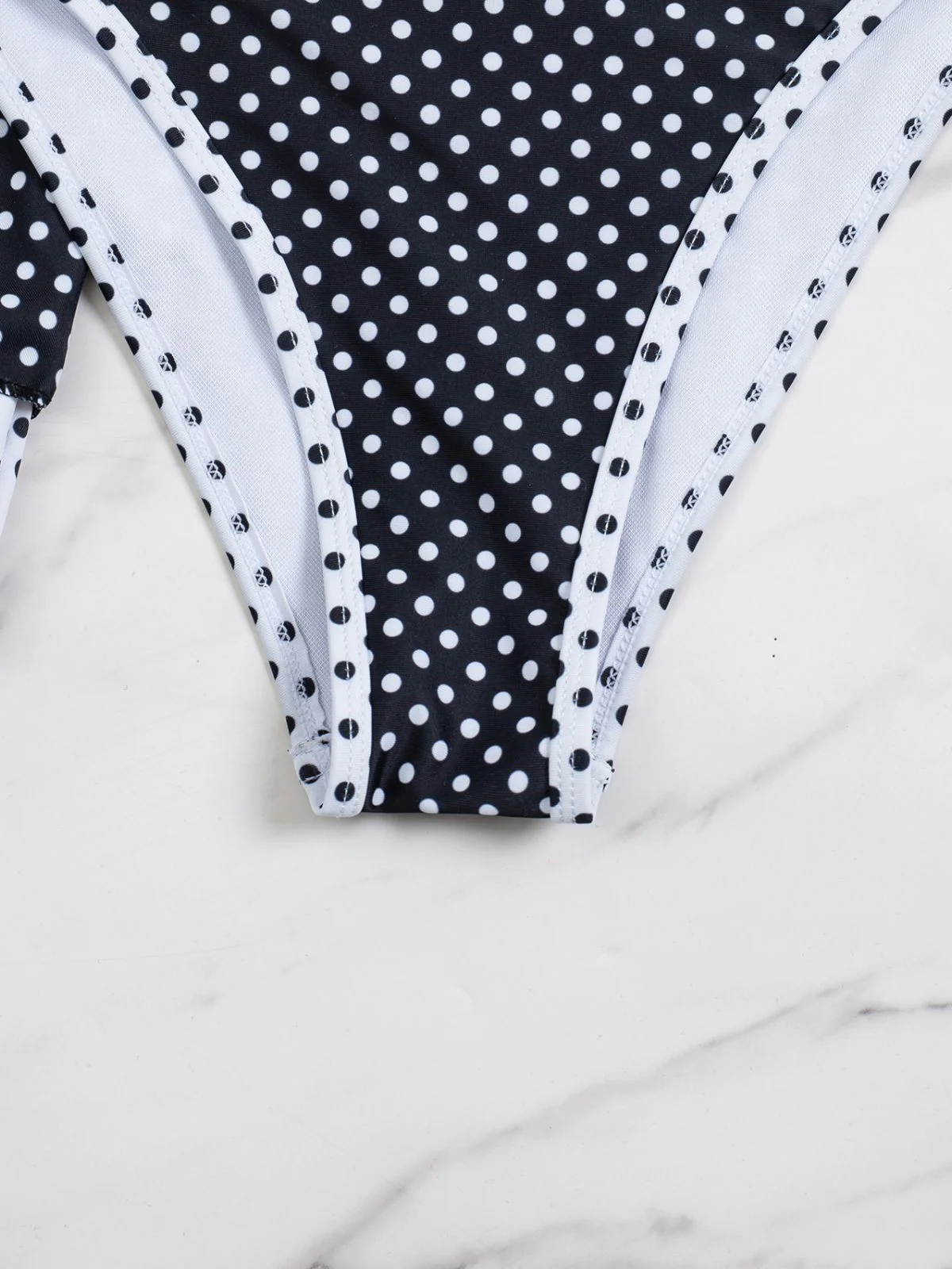 Bikini Noir à Pois et Cache Maillot Années 40 - Image 7