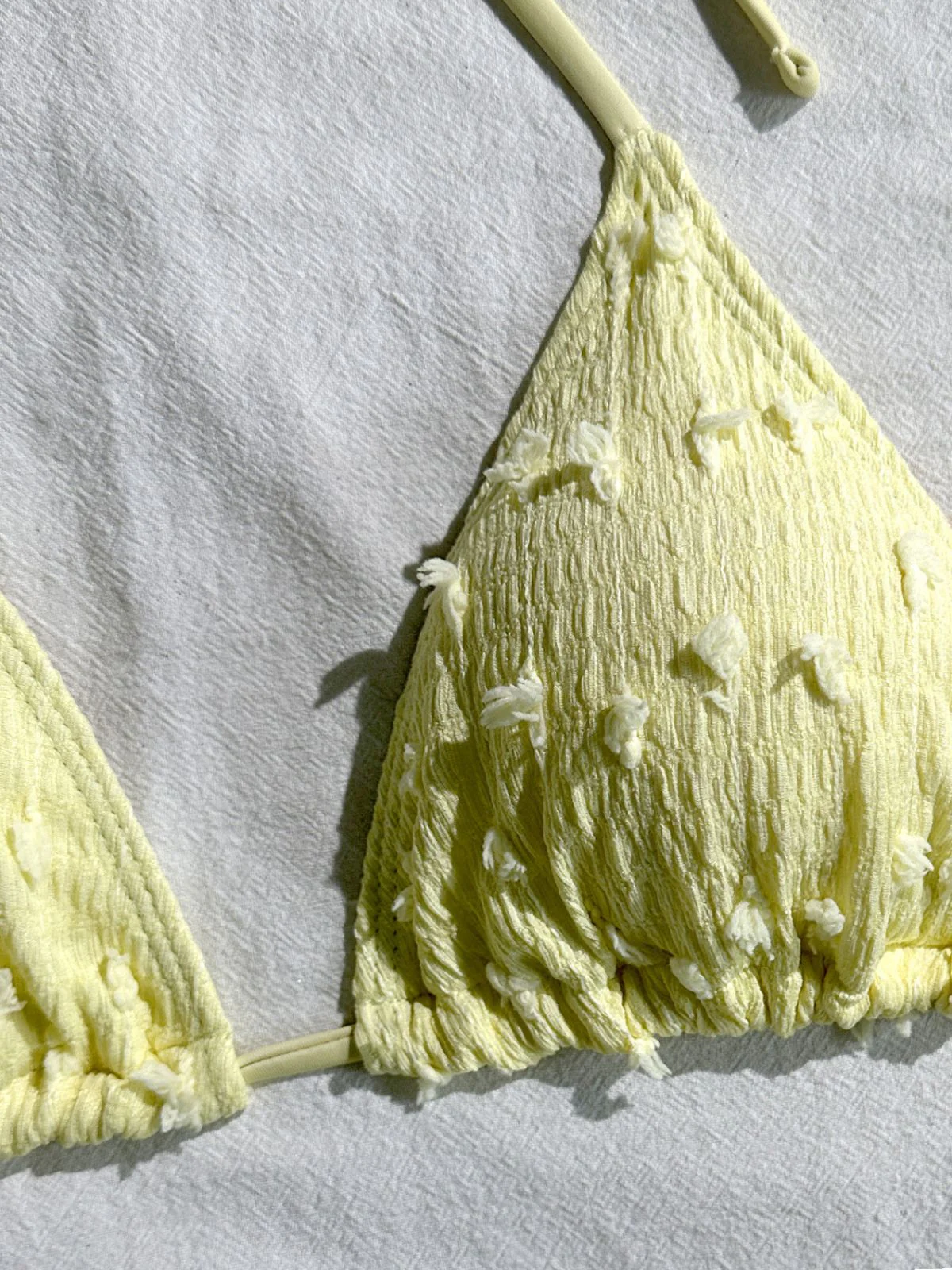 Bikini Texturé et Short Jaune Années 1950 - Image 3