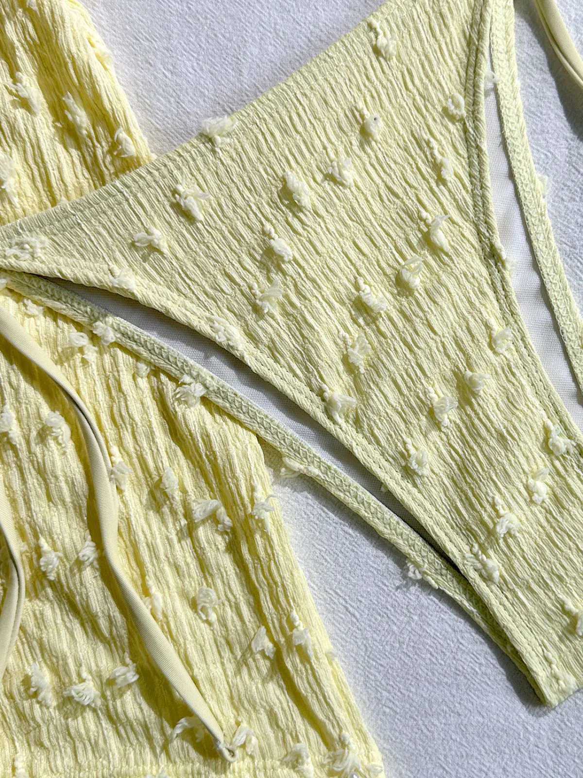 Bikini Texturé et Short Jaune Années 1950 - Image 4
