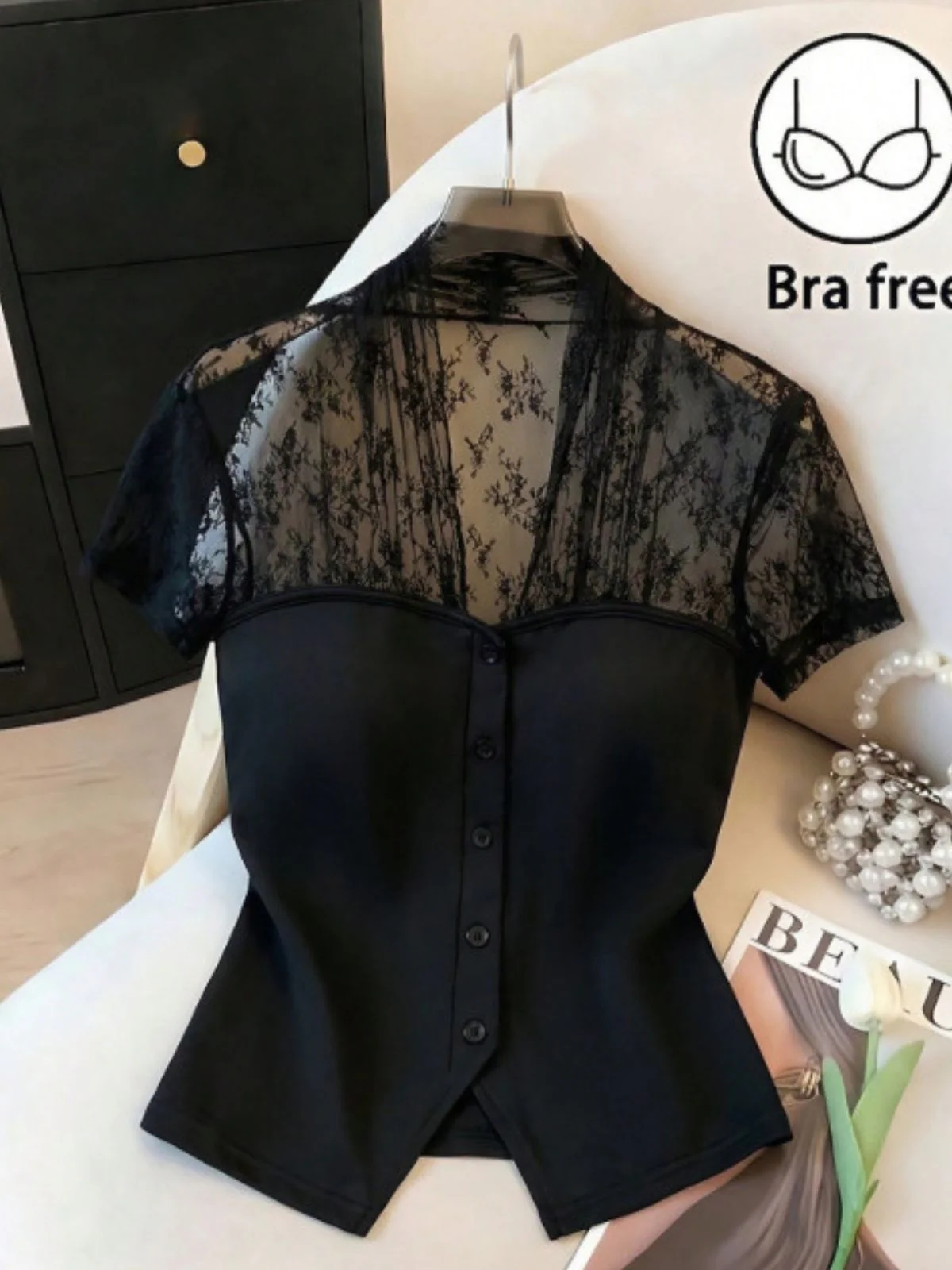 Blouse noire col V et empiècements dentelle années 60 - Image 3