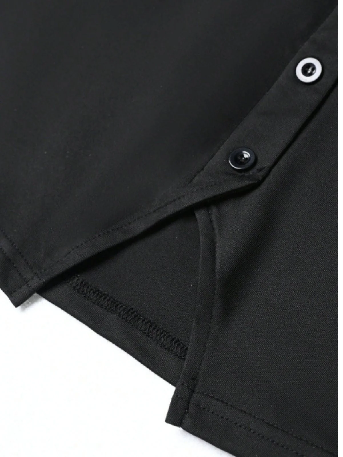 Blouse noire col V et empiècements dentelle années 60 - Image 4