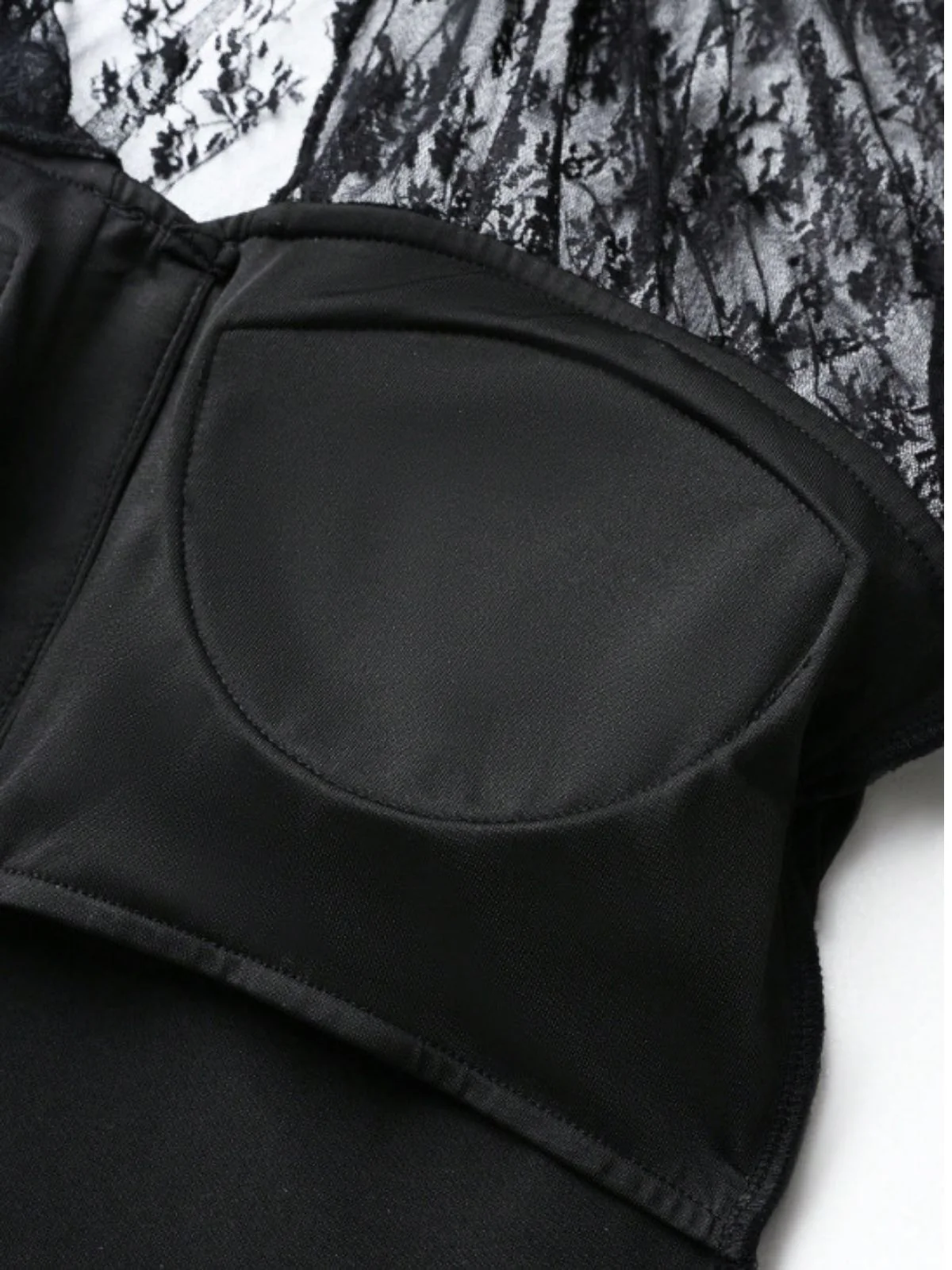 Blouse noire col V et empiècements dentelle années 60 - Image 5