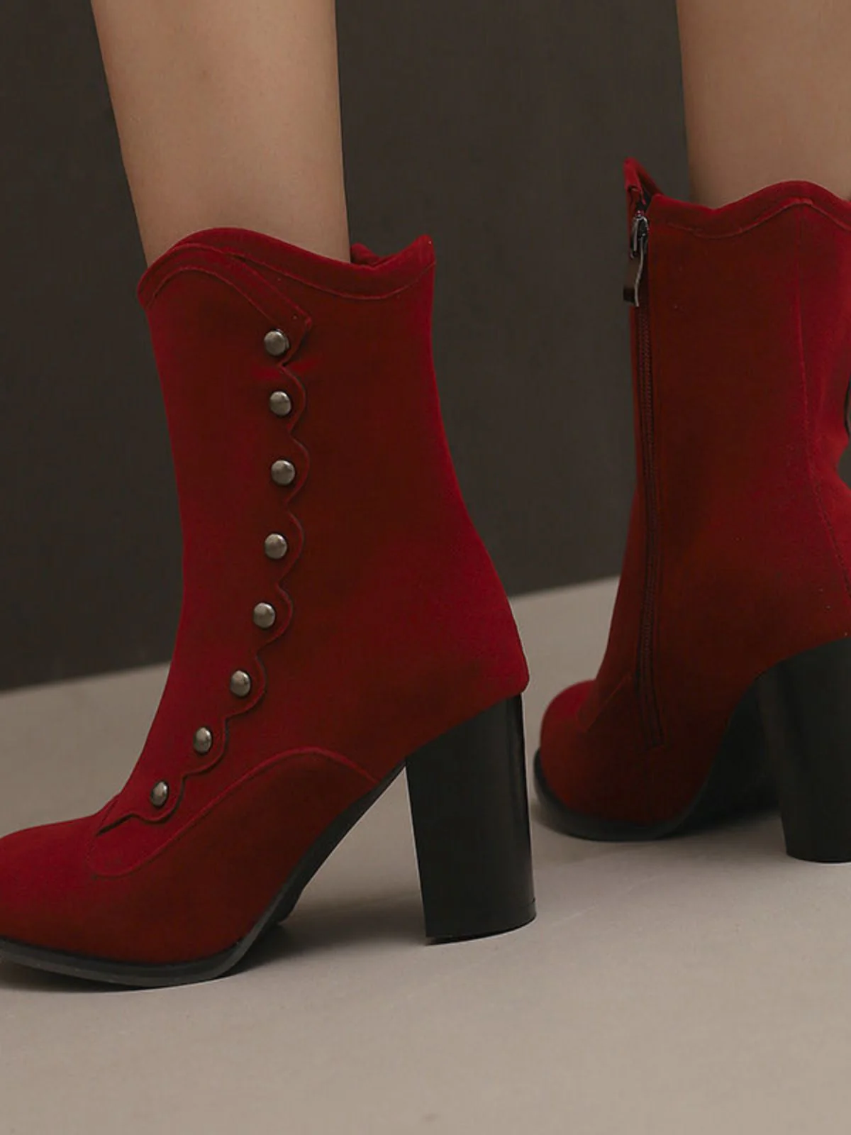 Bottes mi-mollet cloutées en daim doublées de fausse fourrure - Image 11