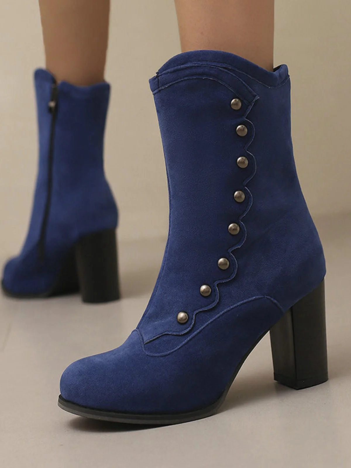 Bottes mi-mollet cloutées en daim doublées de fausse fourrure - Image 15