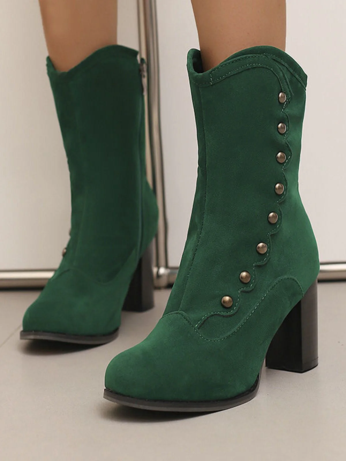 Bottes mi-mollet cloutées en daim doublées de fausse fourrure - Image 19