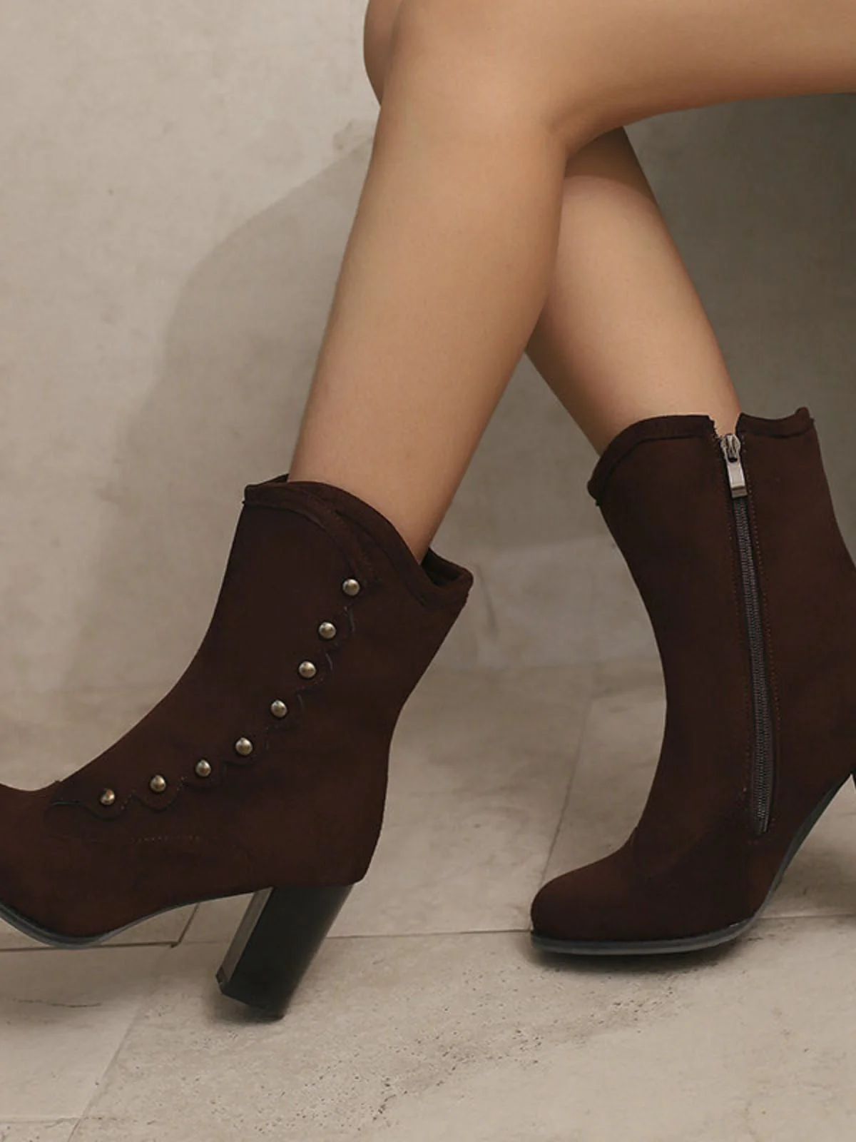 Bottes mi-mollet cloutées en daim doublées de fausse fourrure - Image 2