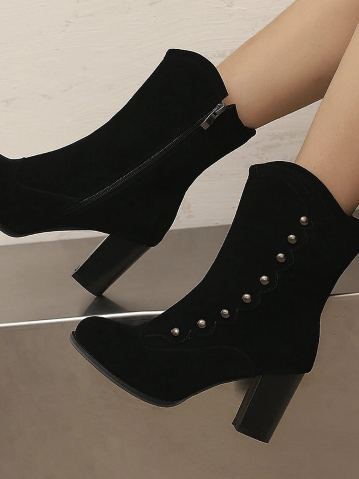Bottes mi-mollet cloutées en daim doublées de fausse fourrure - Image 22
