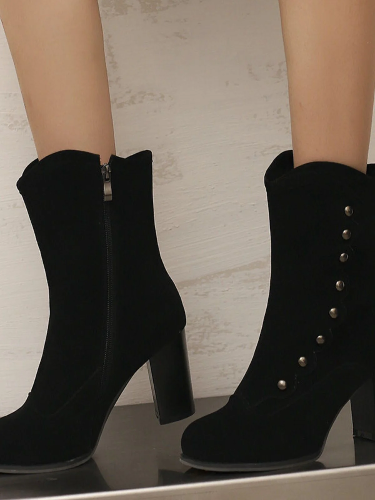 Bottes mi-mollet cloutées en daim doublées de fausse fourrure - Image 23
