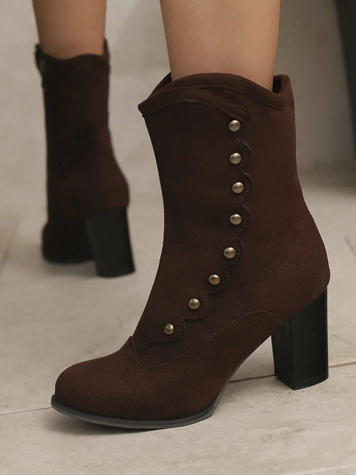 Bottes mi-mollet cloutées en daim doublées de fausse fourrure - Image 3
