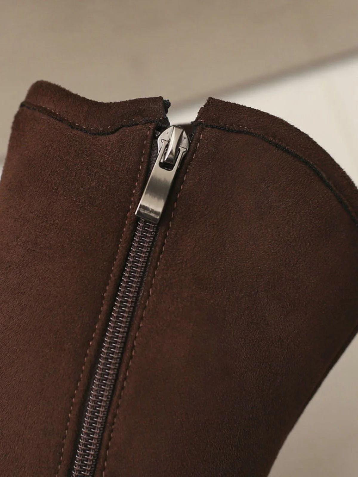 Bottes mi-mollet cloutées en daim doublées de fausse fourrure - Image 6