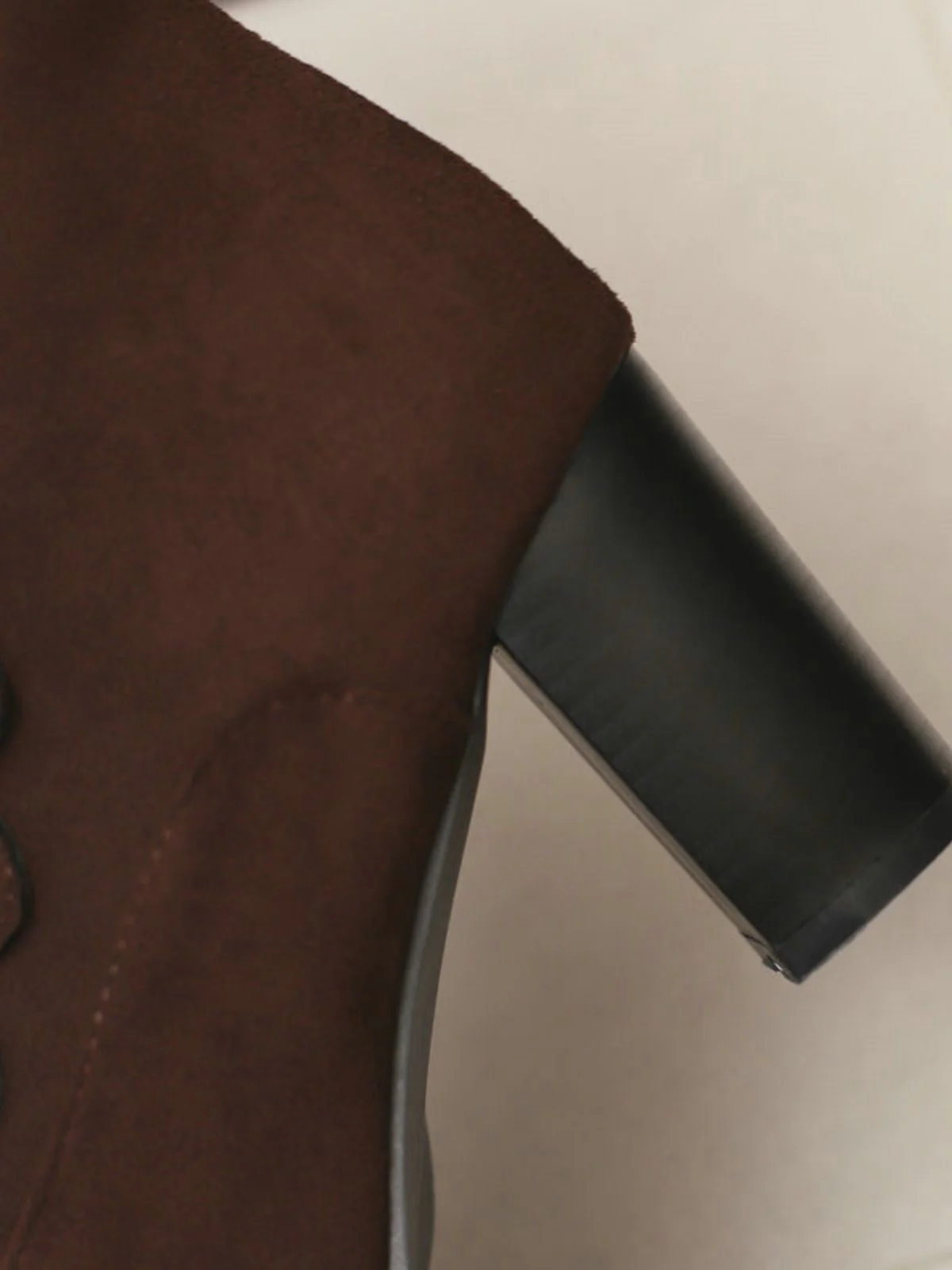 Bottes mi-mollet cloutées en daim doublées de fausse fourrure - Image 7