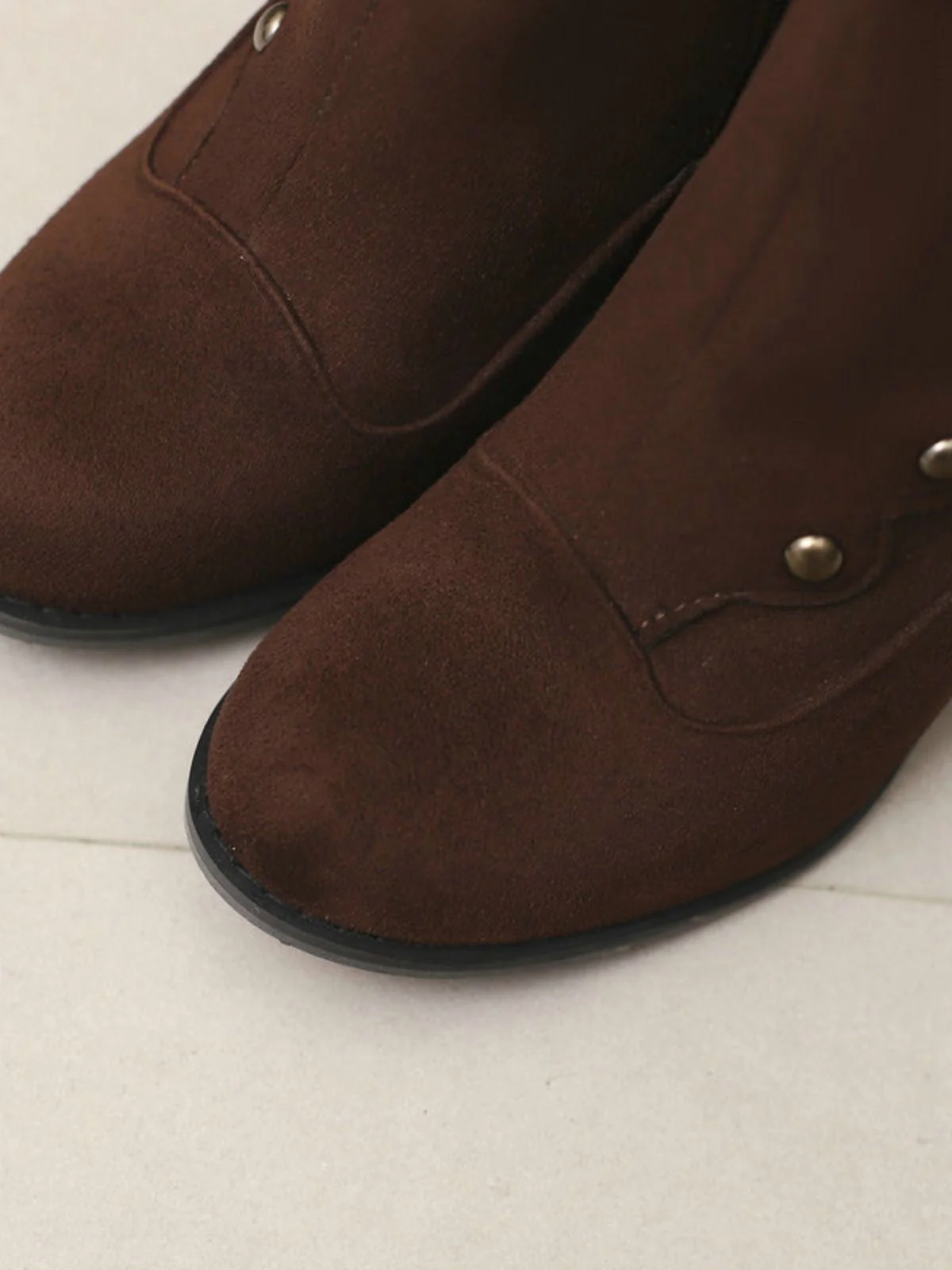 Bottes mi-mollet cloutées en daim doublées de fausse fourrure - Image 8