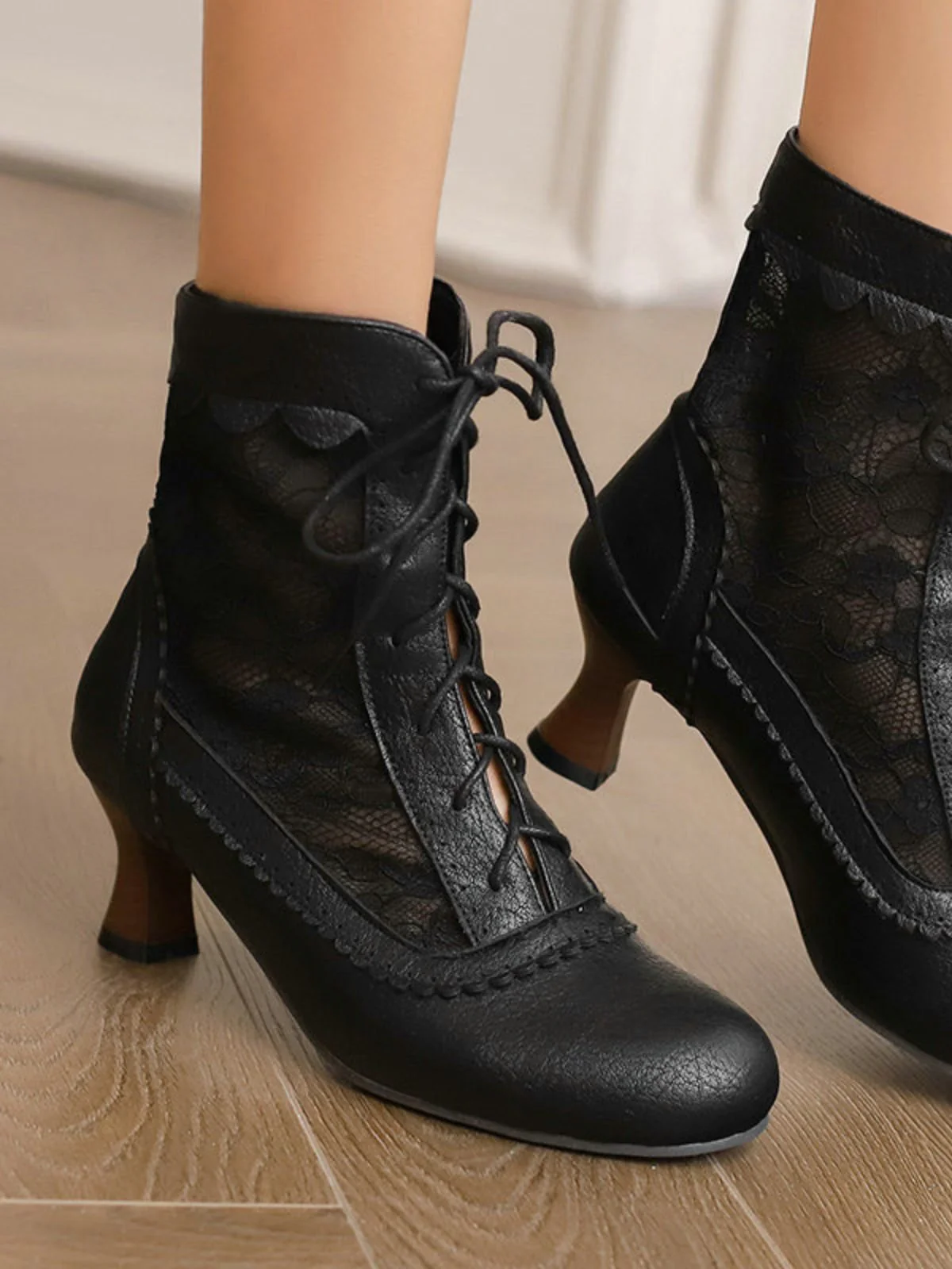 Bottes vintage petits talons dentelle florale - Image 11