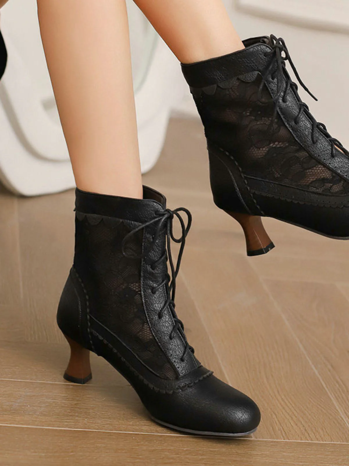 Bottes vintage petits talons dentelle florale - Image 12