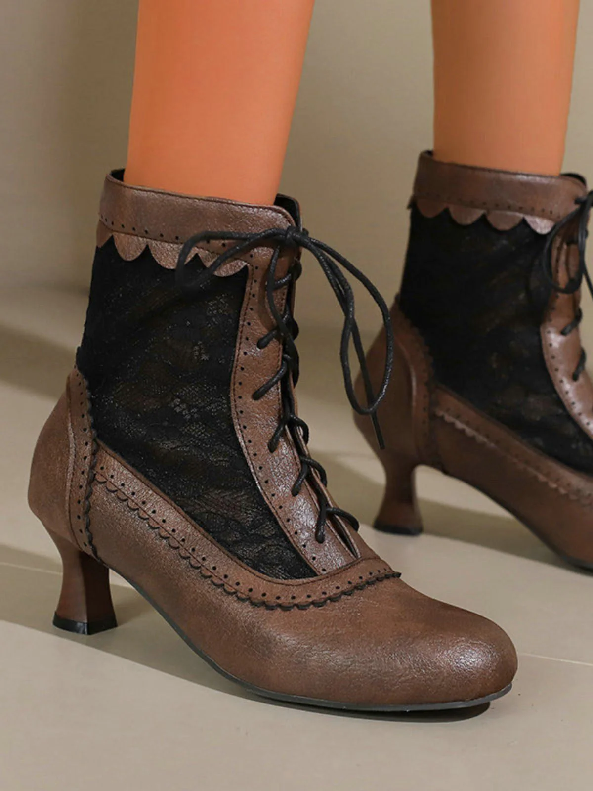 Bottes vintage petits talons dentelle florale - Image 2
