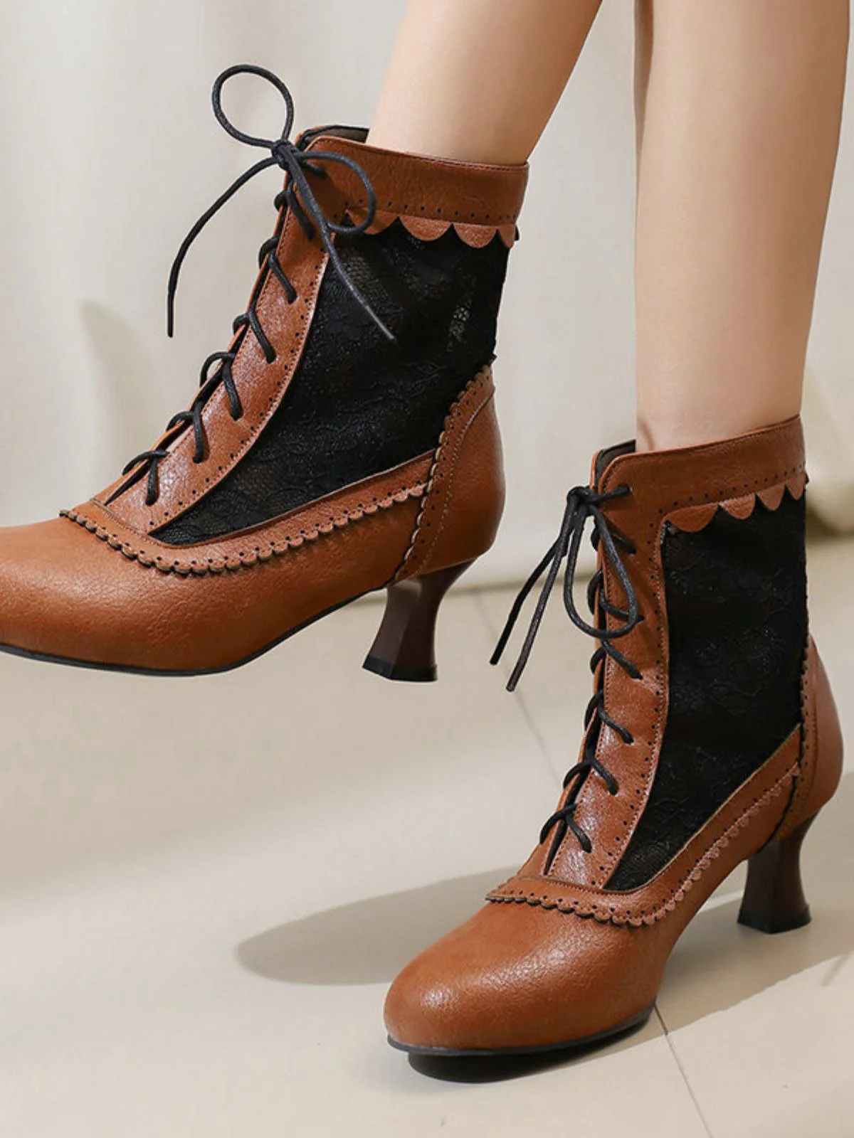 Bottes vintage petits talons dentelle florale - Image 4
