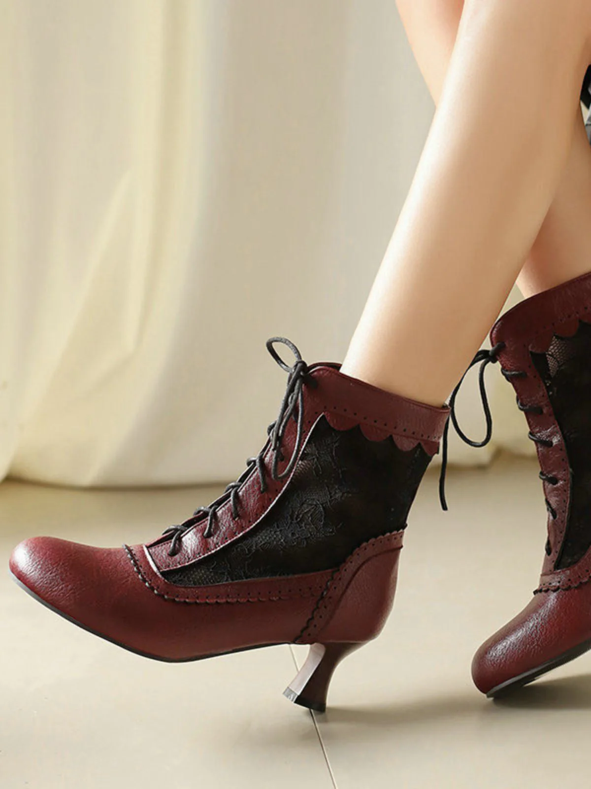 Bottes vintage petits talons dentelle florale - Image 6