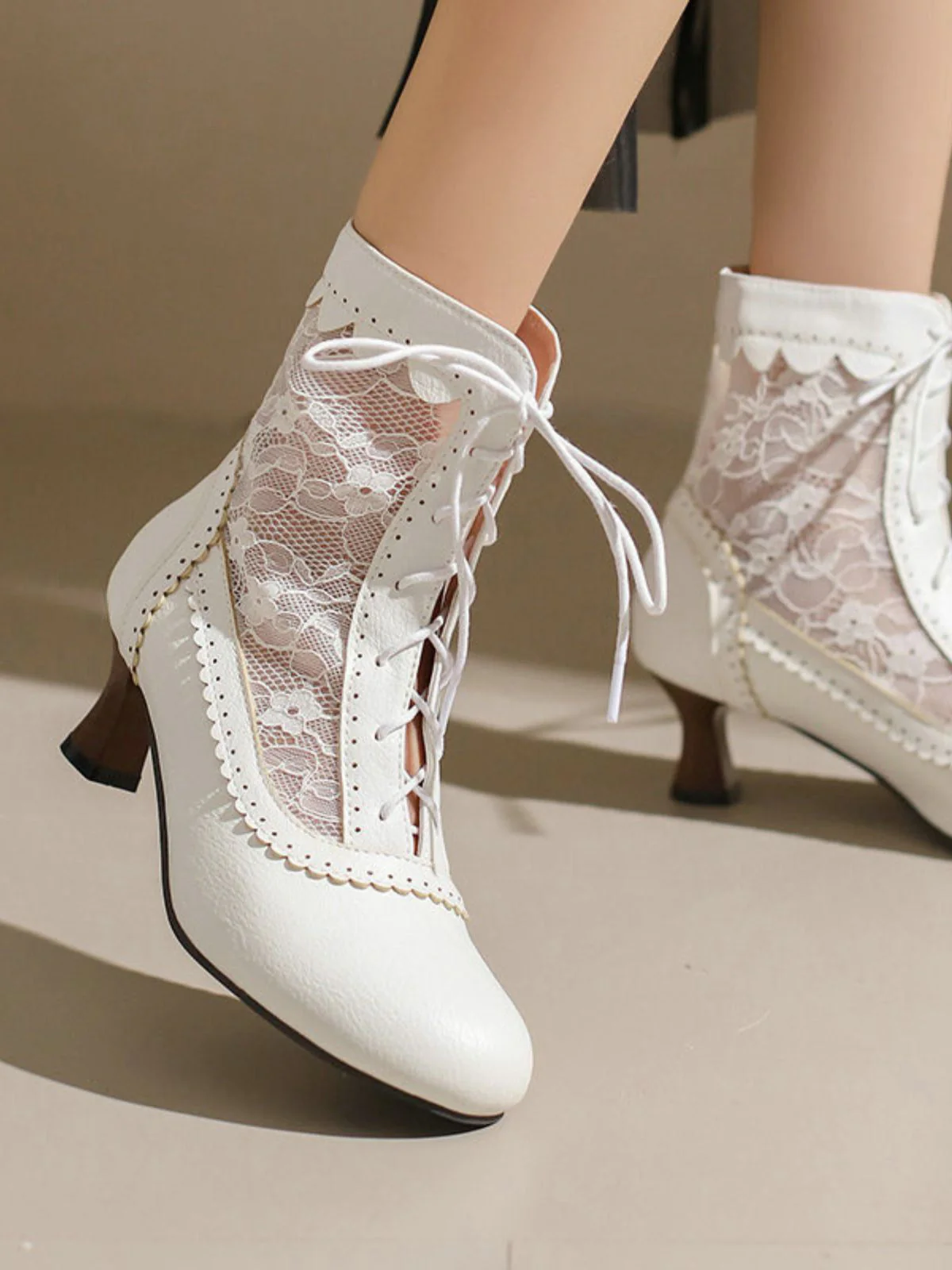 Bottes vintage petits talons dentelle florale - Image 8