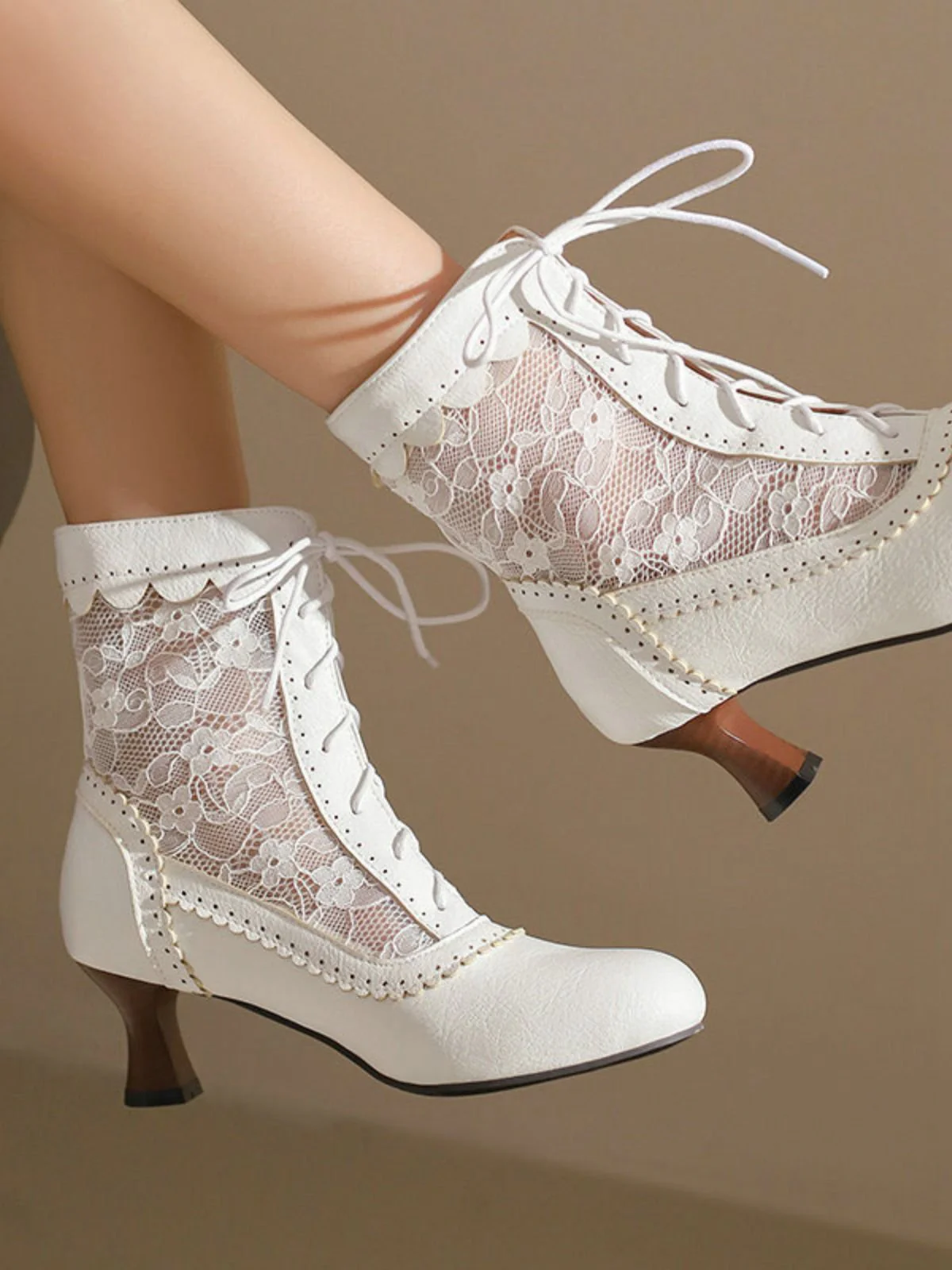 Bottes vintage petits talons dentelle florale - Image 9