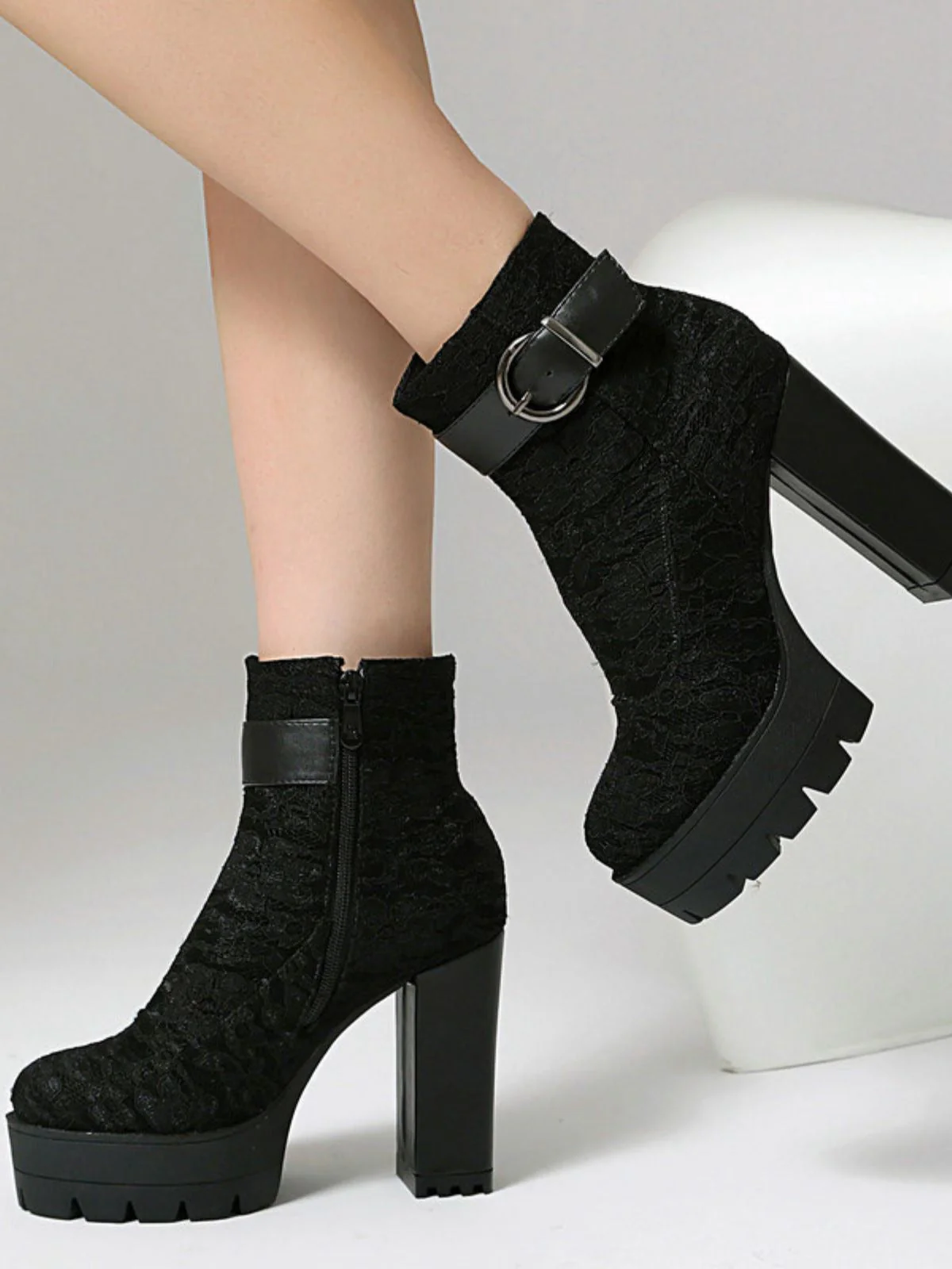 Bottines à plateforme et talons épais en dentelle vintage - Image 4