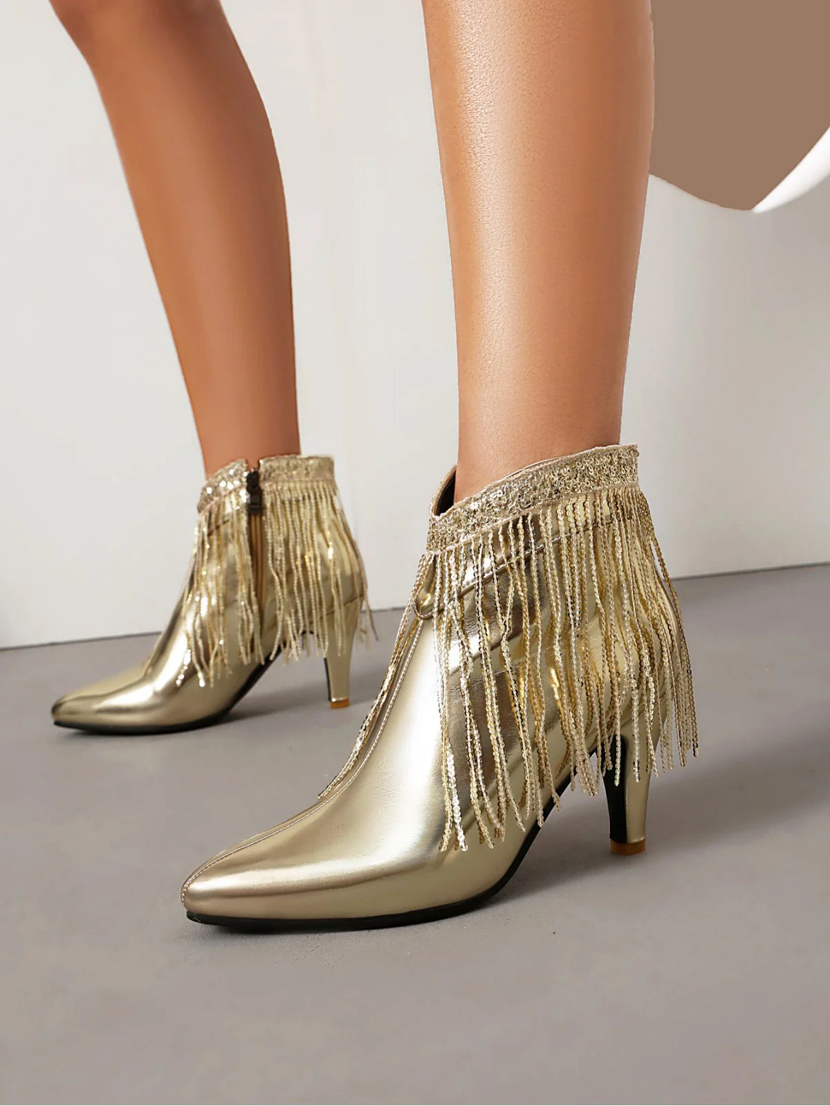 Bottines Chelsea à bout pointu et pompons métalliques - Image 17