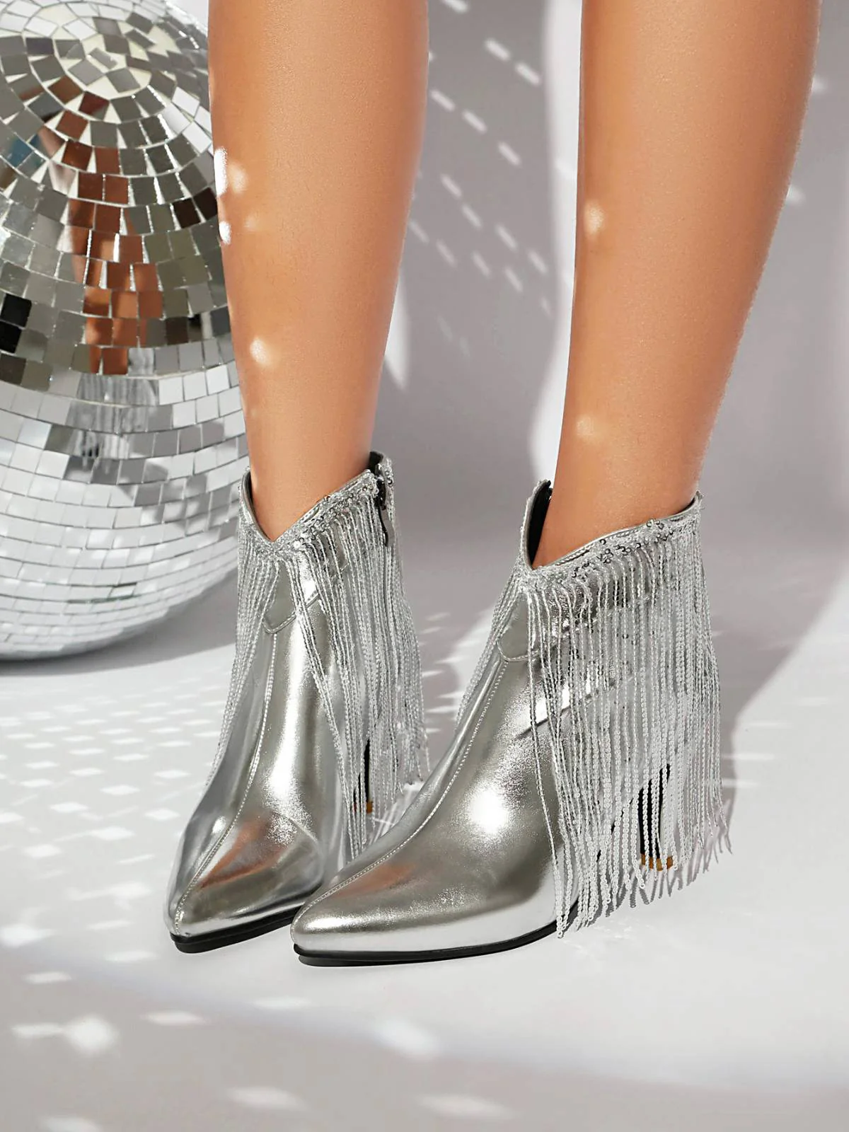 Bottines Chelsea à bout pointu et pompons métalliques - Image 23
