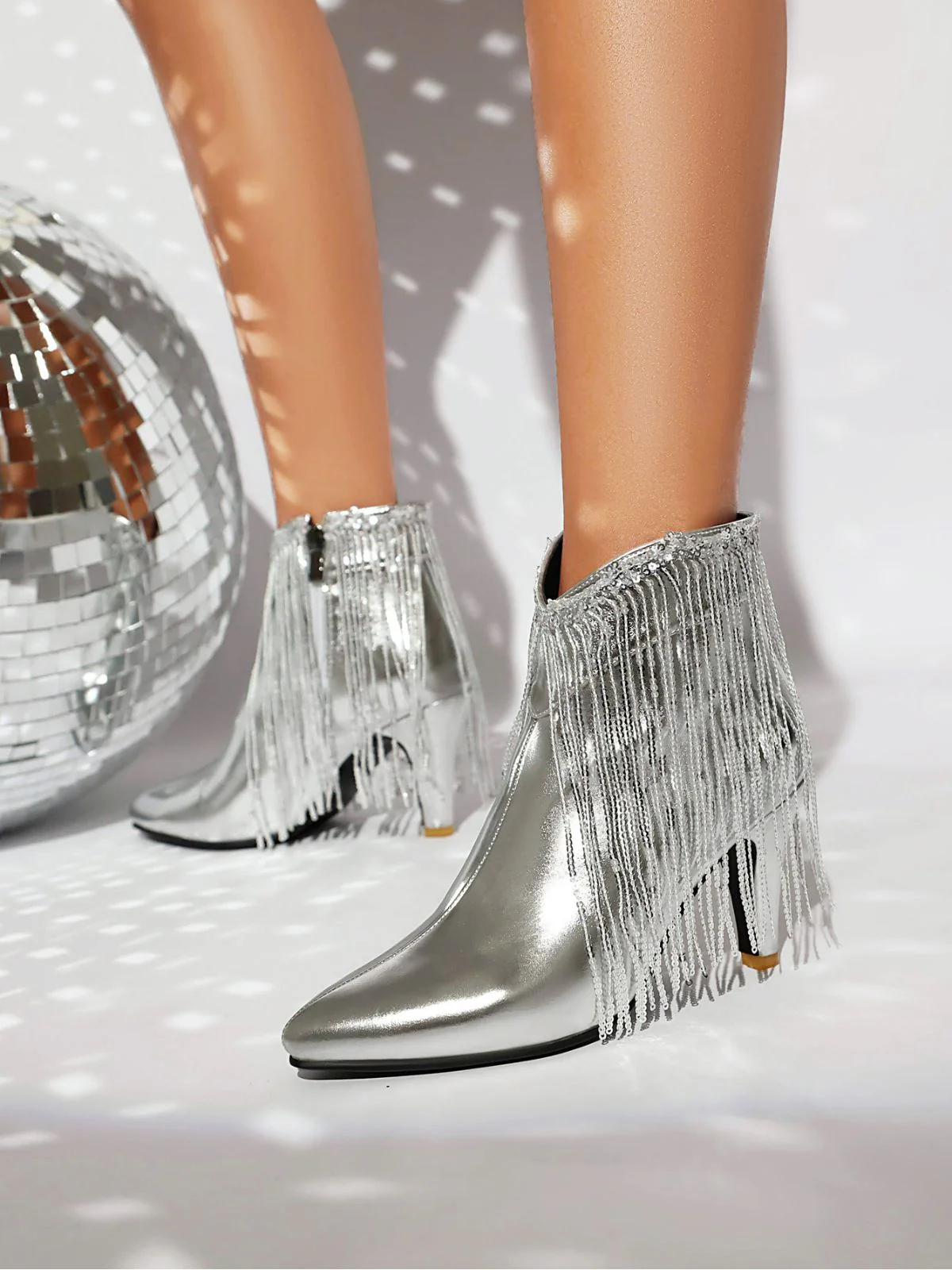 Bottines Chelsea à bout pointu et pompons métalliques - Image 25