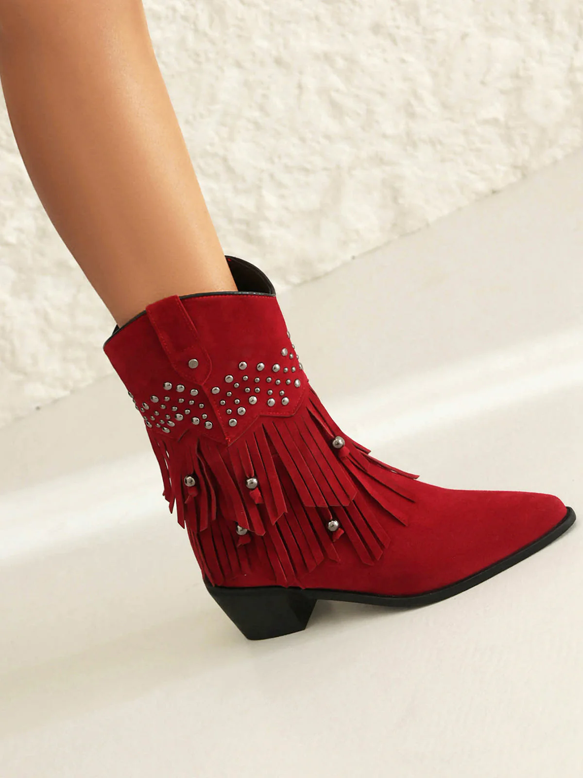 Bottines en daim pointues à rivets et pompons - Image 12