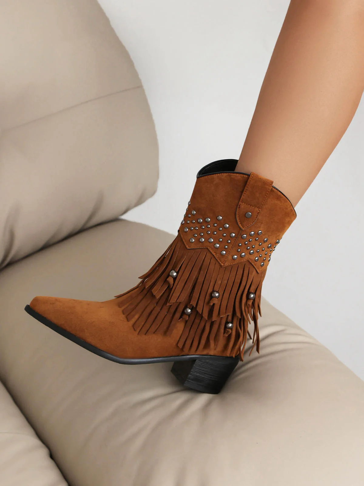 Bottines en daim pointues à rivets et pompons - Image 5