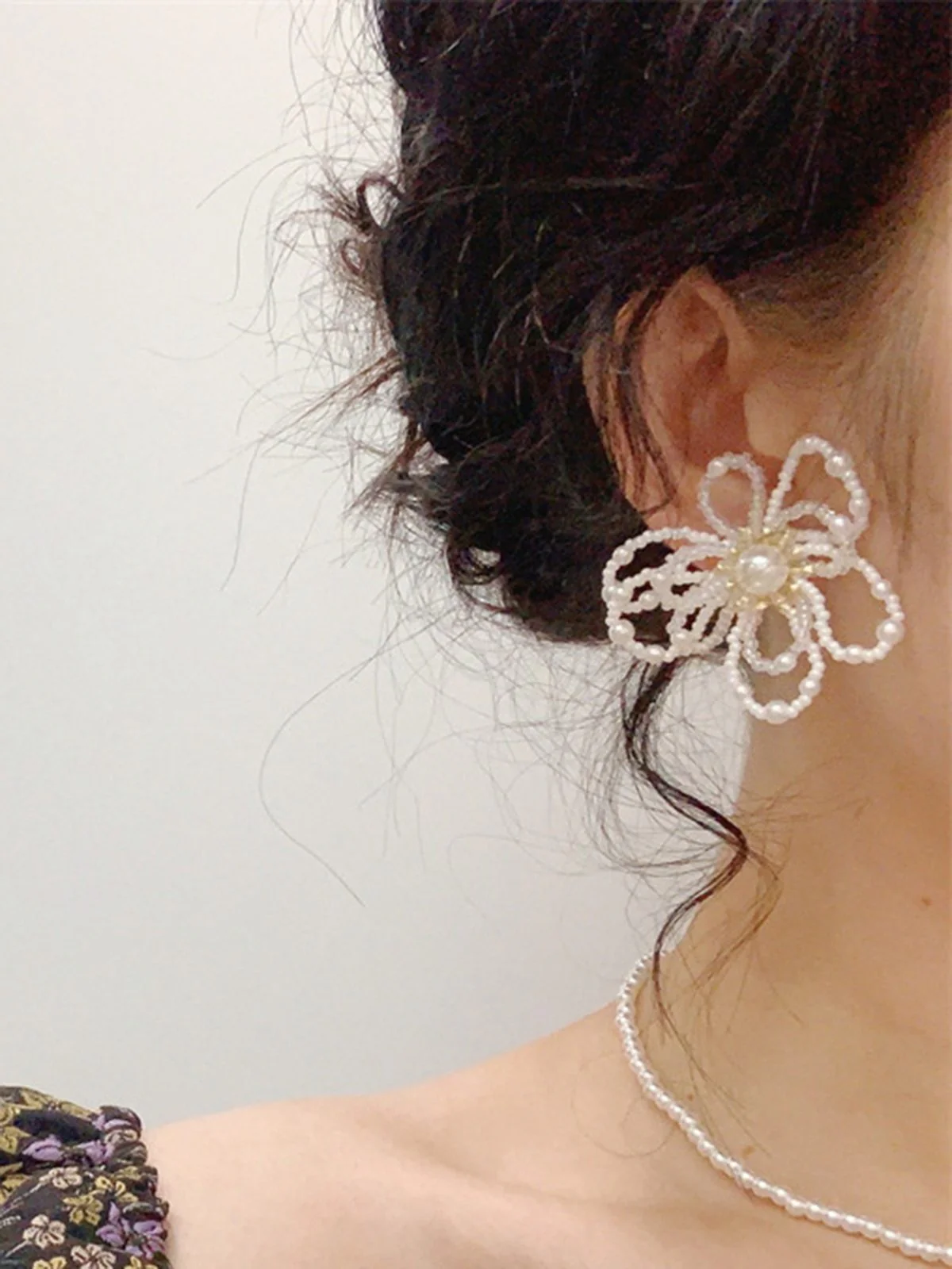 Boucles d'oreilles à tige creuses en perles rétro blanches - Image 2