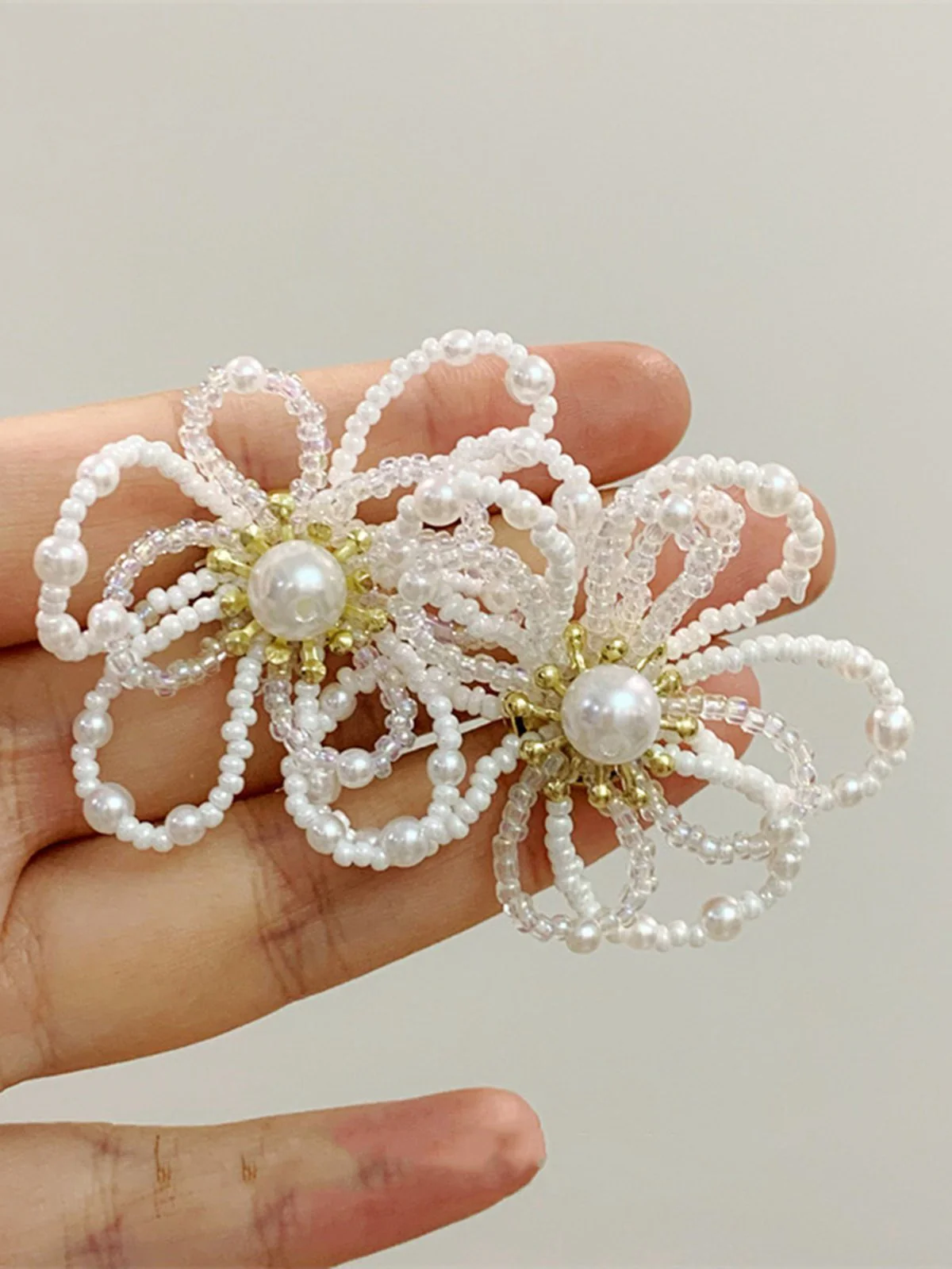 Boucles d'oreilles à tige creuses en perles rétro blanches - Image 6