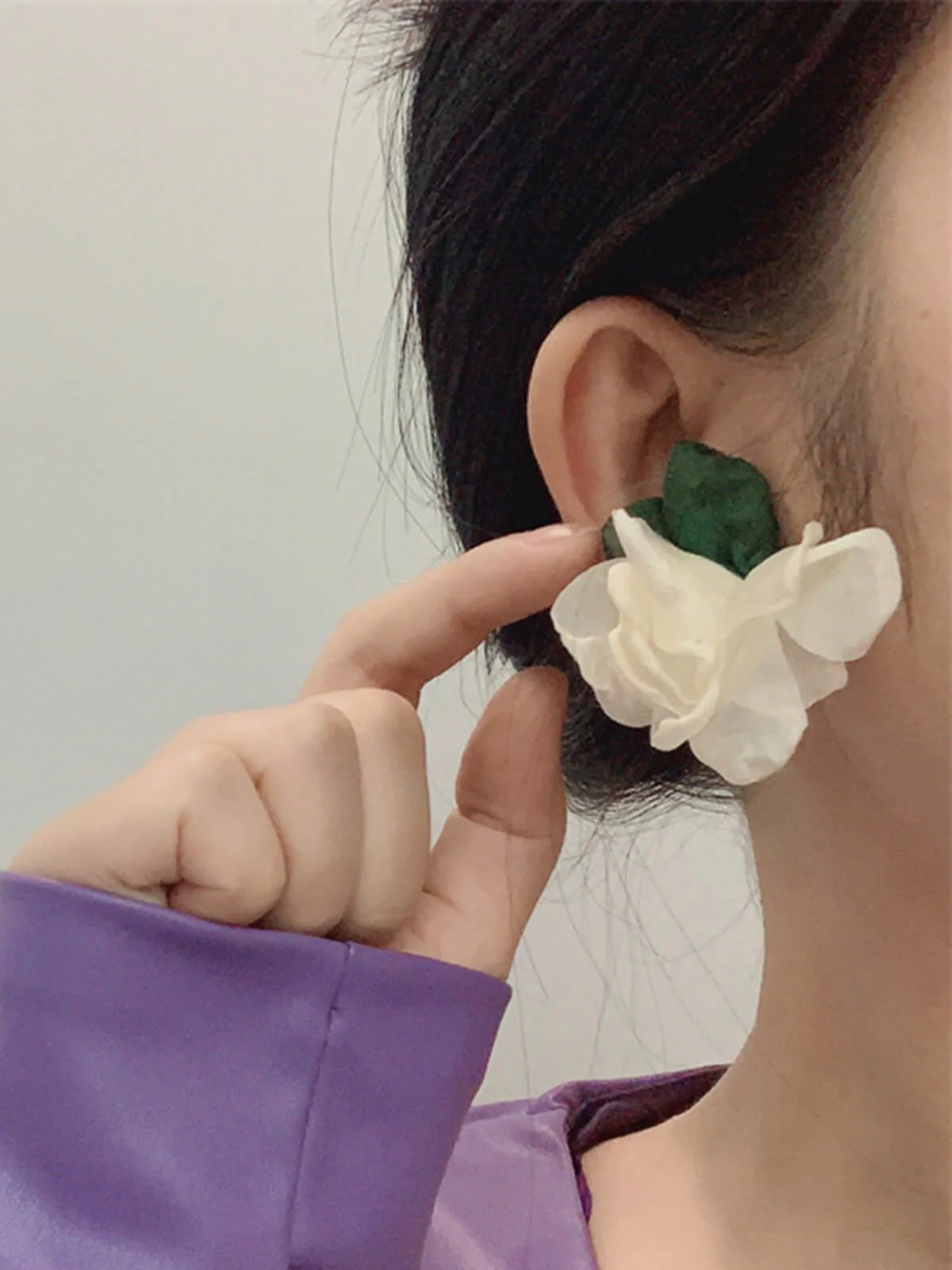 Boucles d'oreilles à tige rétro en mousseline de soie avec fleurs 3D - Image 2