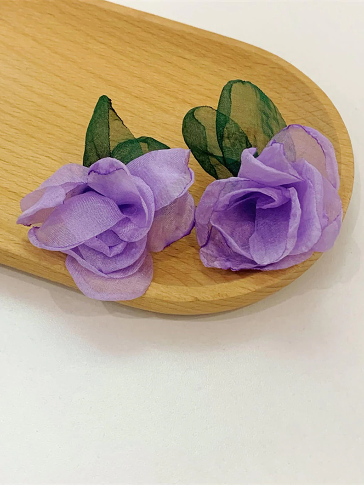 Boucles d'oreilles à tige rétro en mousseline de soie avec fleurs 3D - Image 3