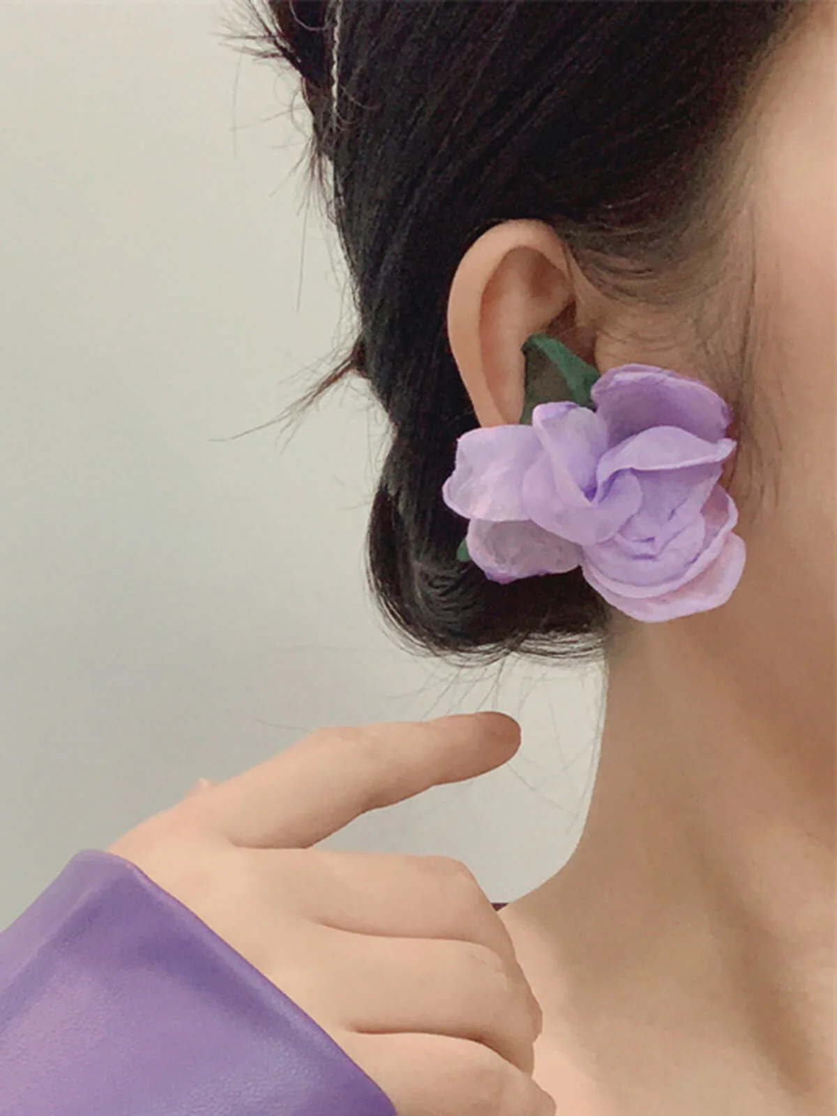 Boucles d'oreilles à tige rétro en mousseline de soie avec fleurs 3D - Image 4