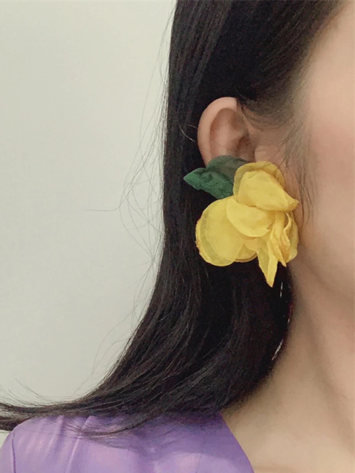 Boucles d'oreilles à tige rétro en mousseline de soie avec fleurs 3D - Image 6