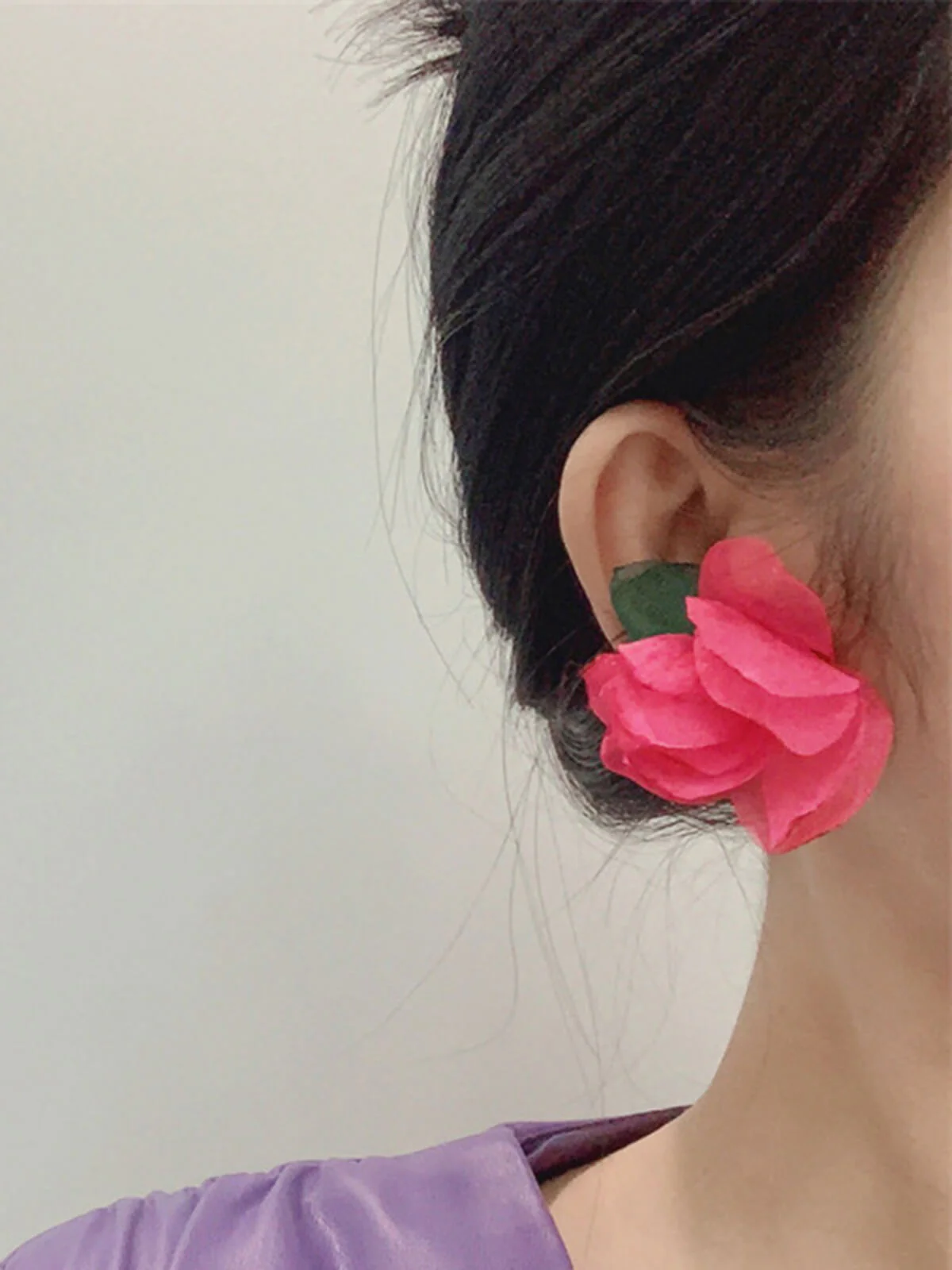 Boucles d'oreilles à tige rétro en mousseline de soie avec fleurs 3D - Image 7