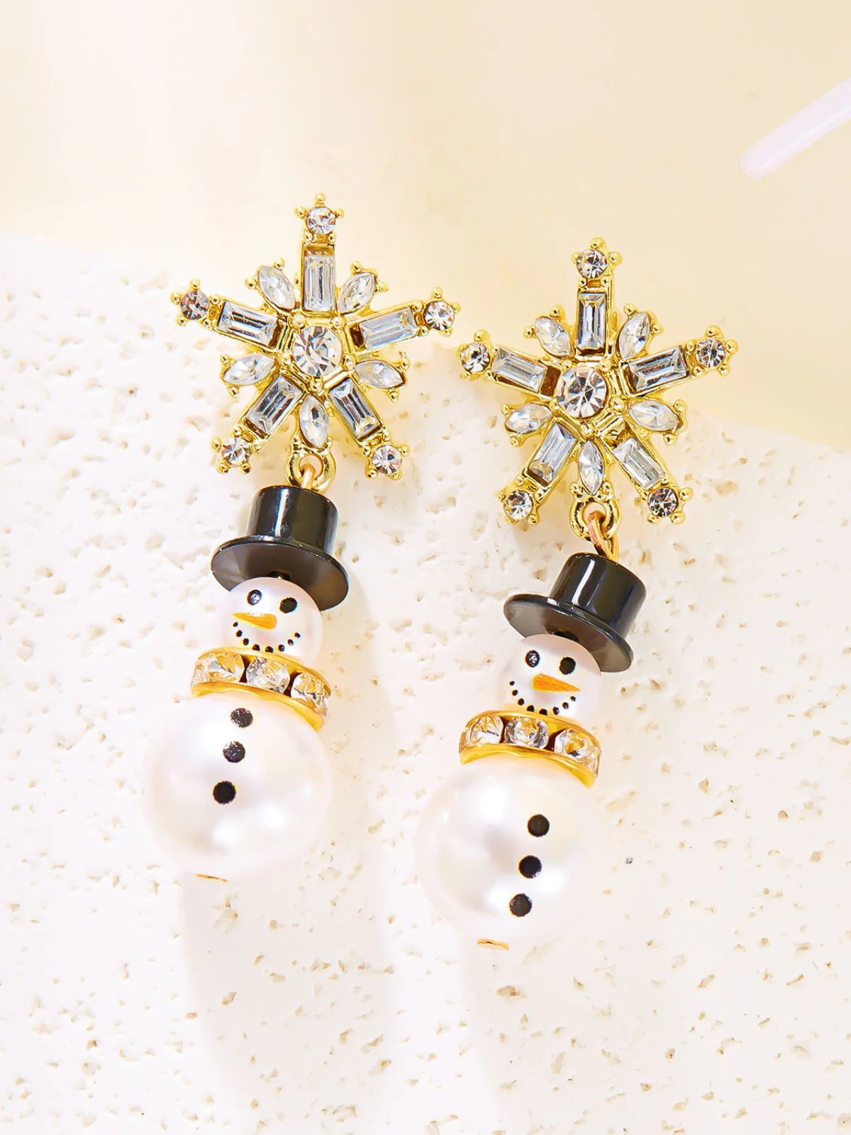 Boucles d'oreilles bonhomme de neige en strass flocons de neige et perles - Image 2