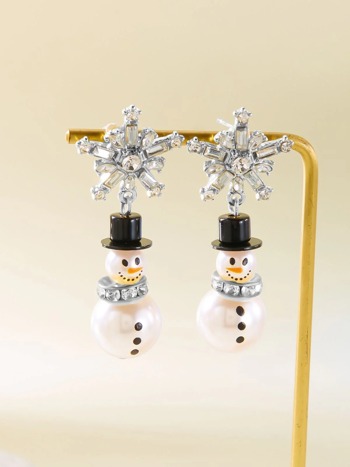 Boucles d'oreilles bonhomme de neige en strass flocons de neige et perles - Image 9
