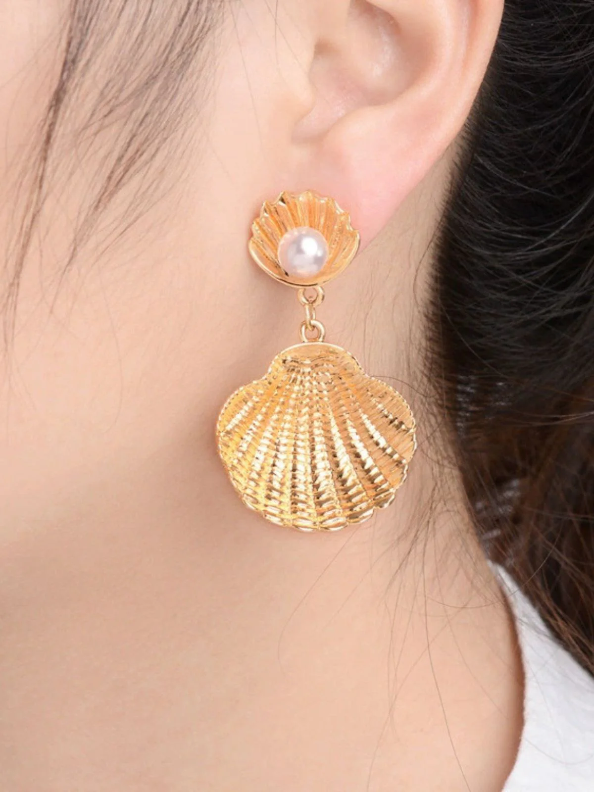 Boucles d'oreilles coquillage en perles blanches - Image 2