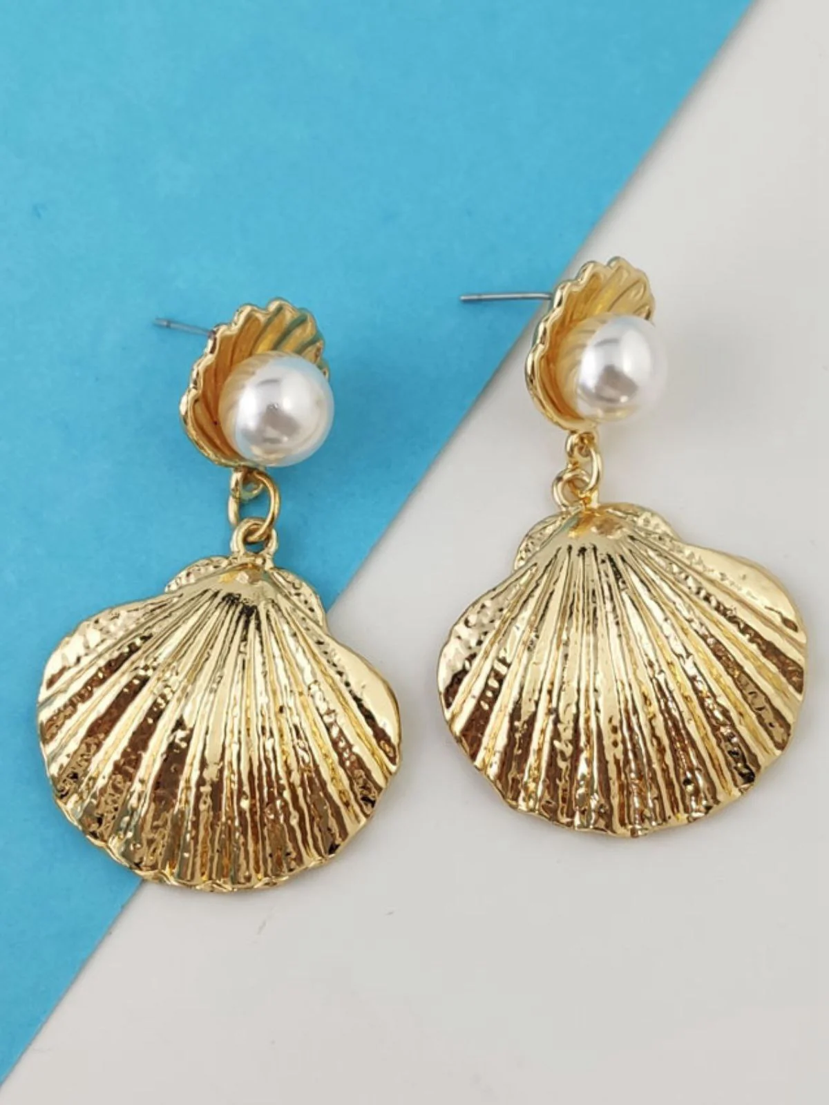 Boucles d'oreilles coquillage en perles blanches - Image 3