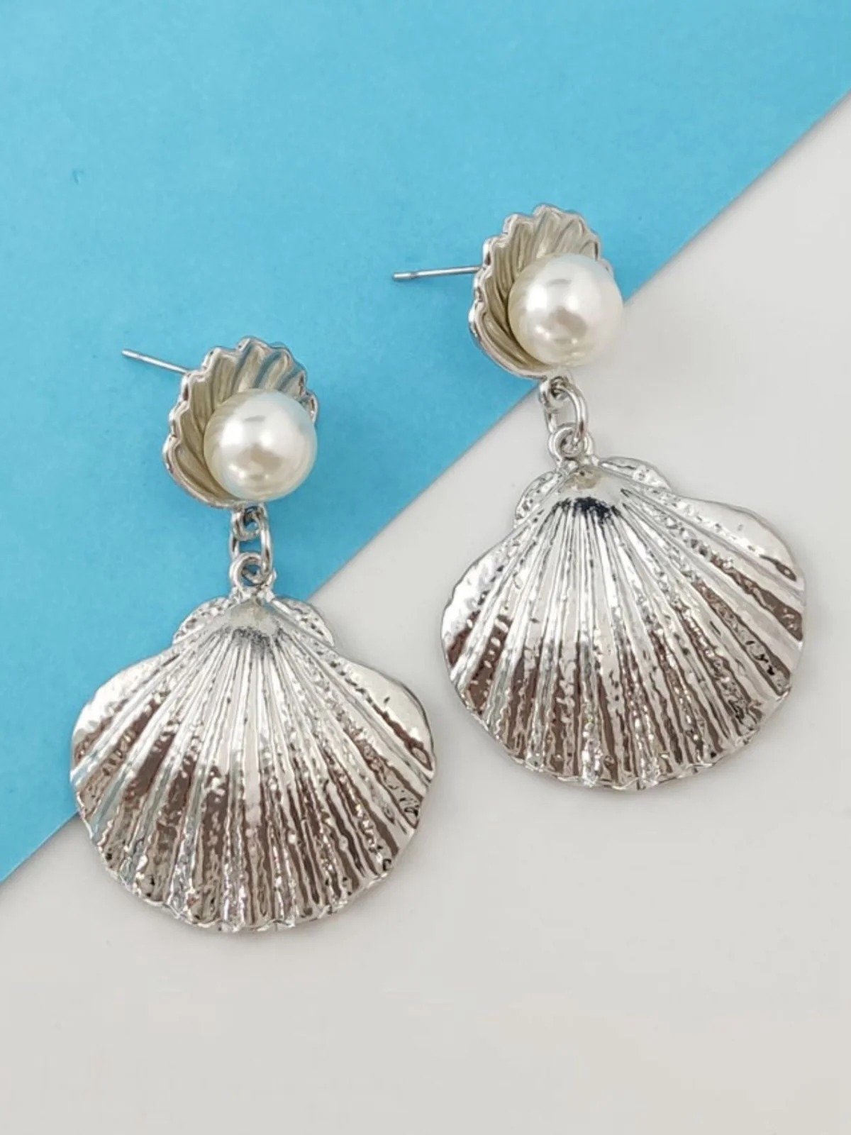Boucles d'oreilles coquillage en perles blanches - Image 5