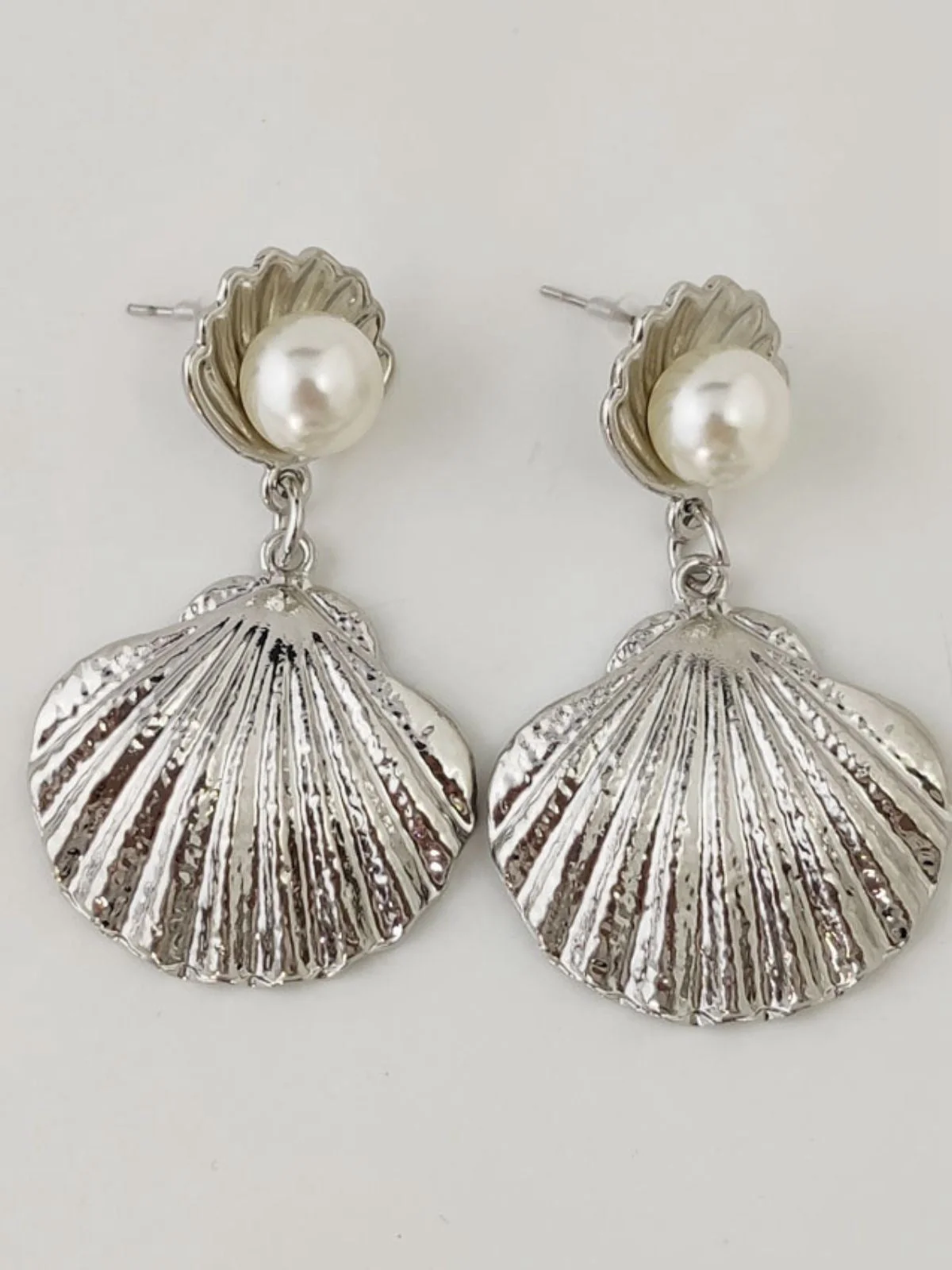 Boucles d'oreilles coquillage en perles blanches - Image 6