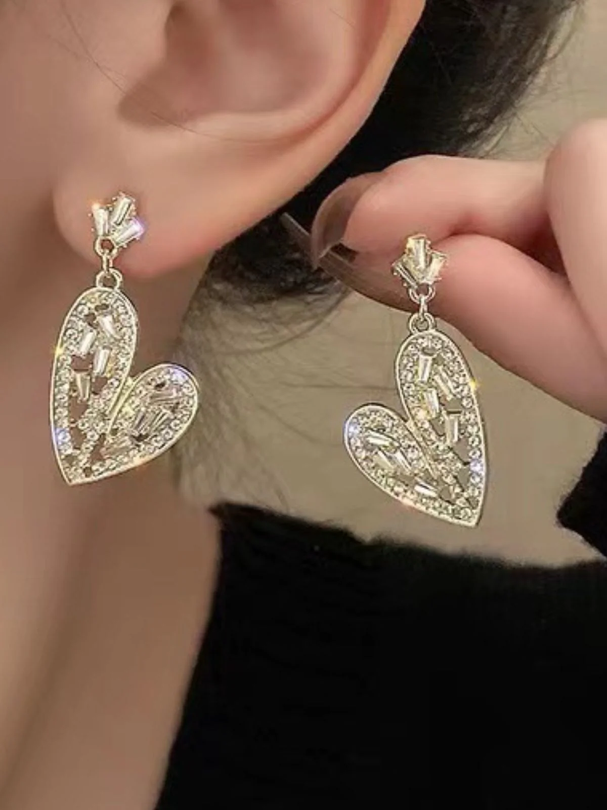 Boucles d'oreilles en forme de cœur argentées ornées de cristaux - Image 2