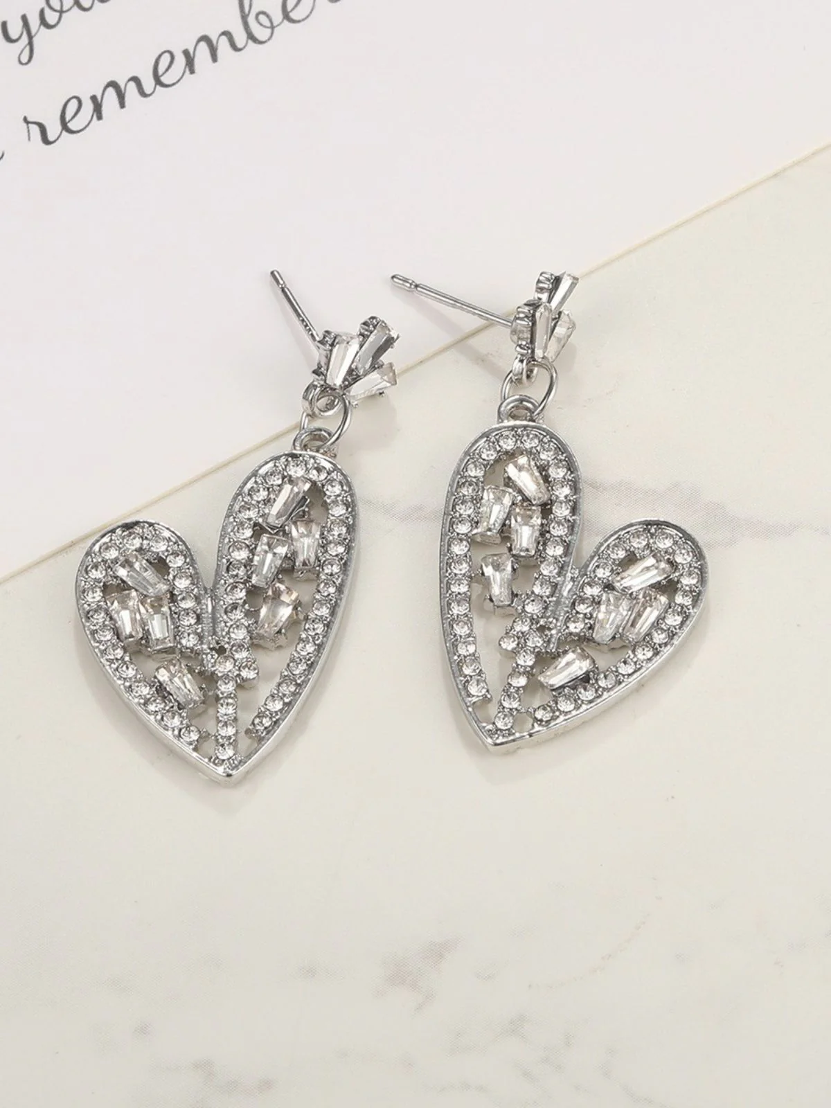 Boucles d'oreilles en forme de cœur argentées ornées de cristaux - Image 3
