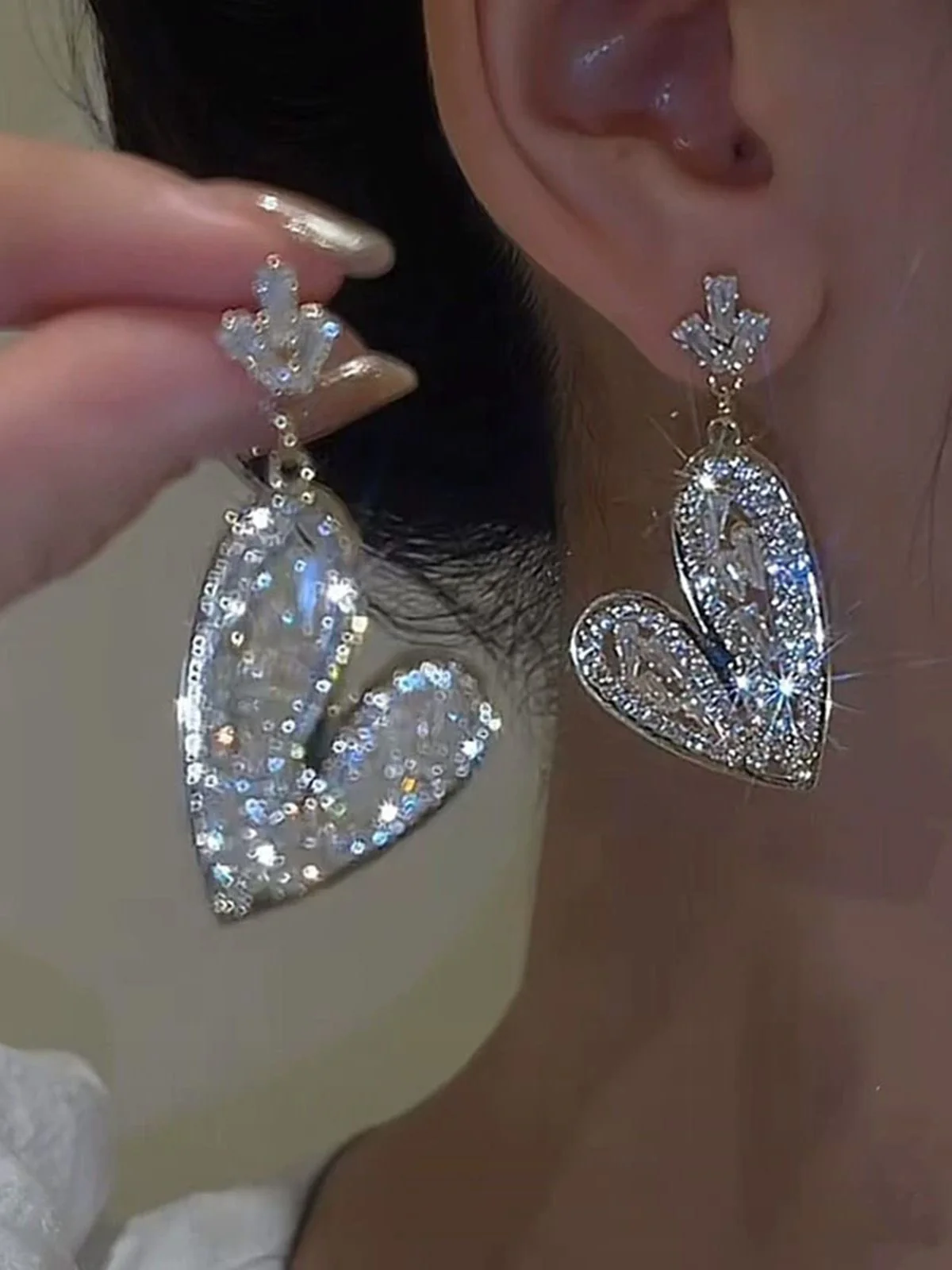 Boucles d'oreilles en forme de cœur argentées ornées de cristaux - Image 4