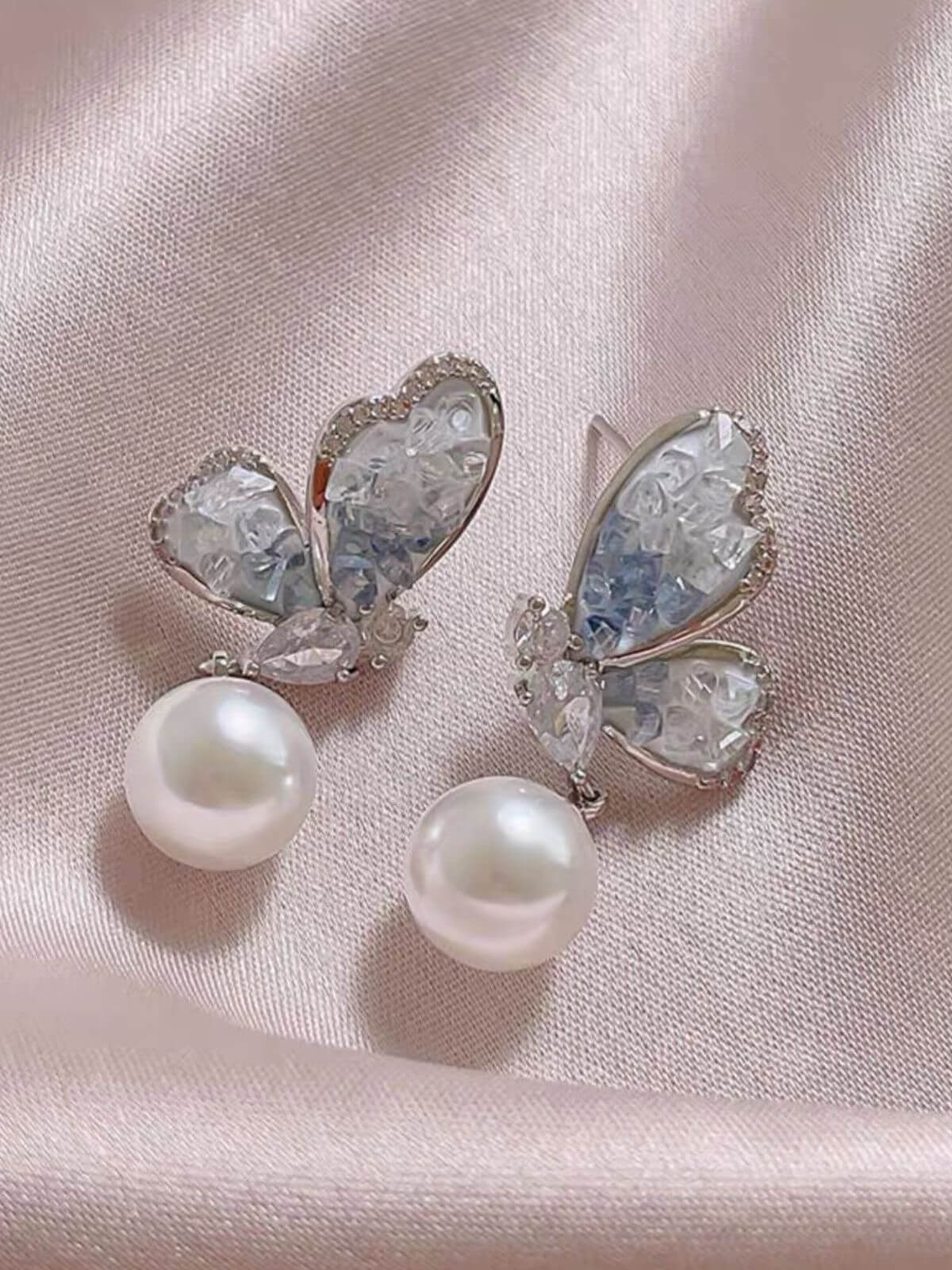 Boucles d'oreilles en perles papillon en cristal bleu clair - Image 2